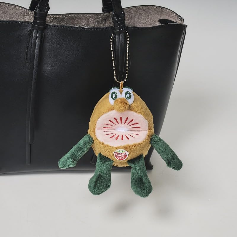 ころんとかわいいフォルムのぬいぐるみポーチ一体型になっており、使わないときはバッグを収納してぬいぐるみチャームとして携帯できる