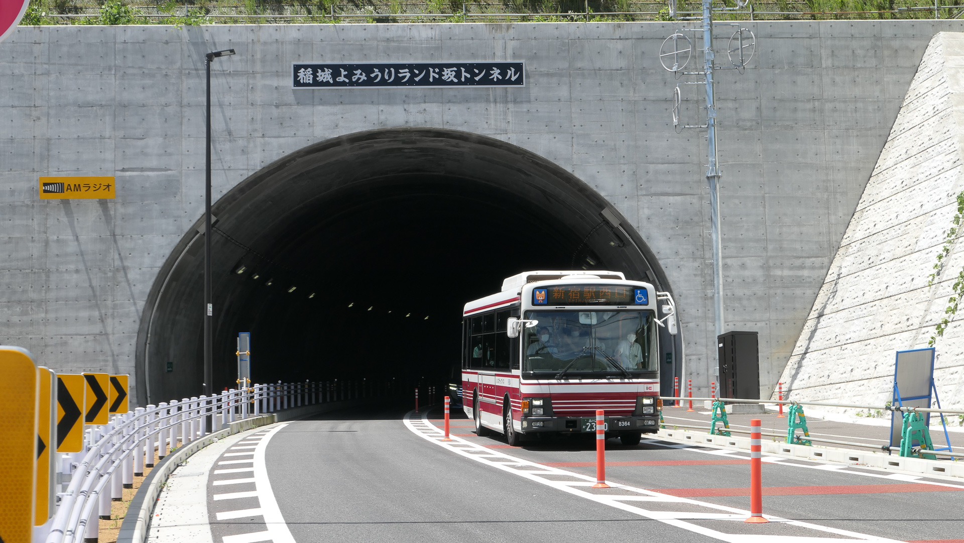 通称「ランド坂」を回避する新トンネルをゆくバス