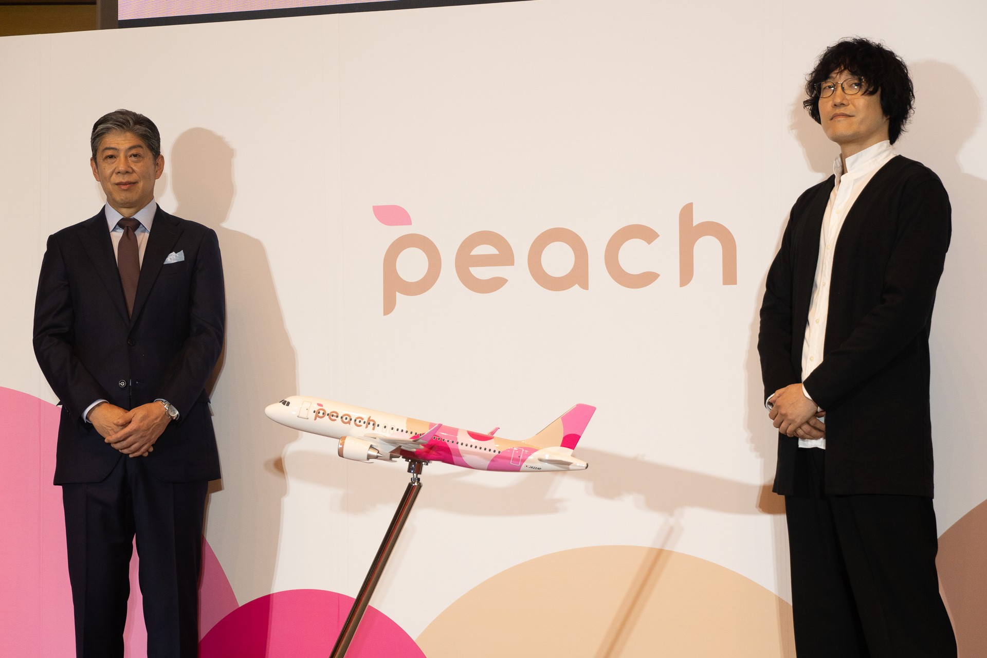 Peach Aviation株式会社 代表取締役社長 CEO 大橋和成氏（左）、有限会社nendo 代表 佐藤オオキ氏（右）