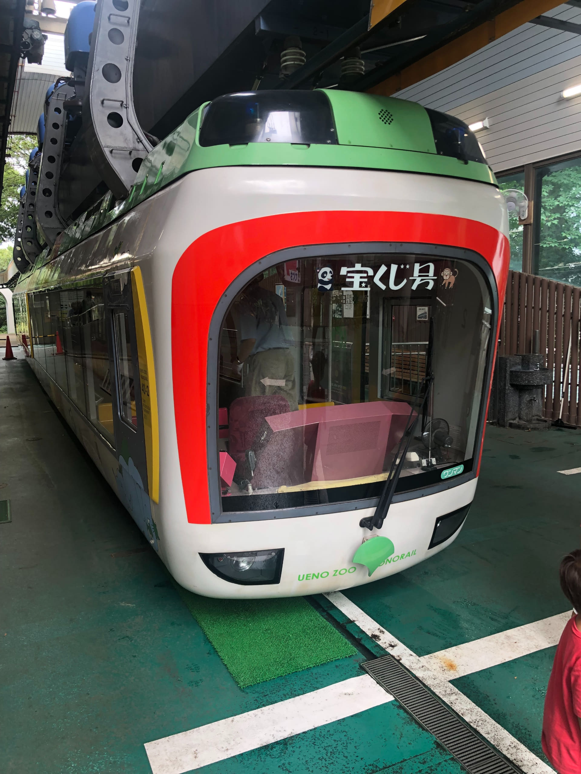 2023年12月まで運行していた上野動物園モノレール（写真は2019年当時）。車体に動物たちのイラストを描いたカラフルなデザインだった