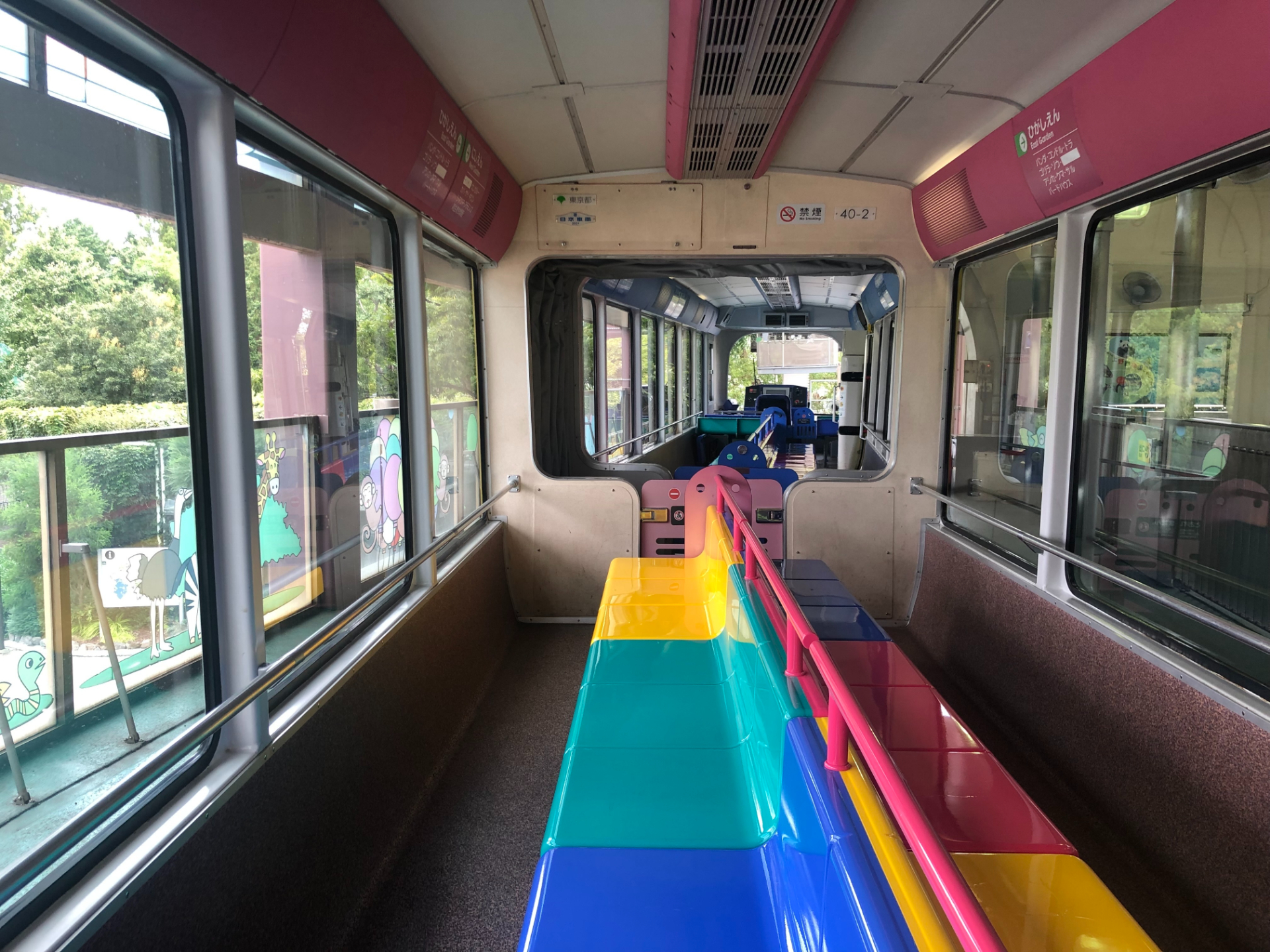 2023年12月まで運行していた上野動物園モノレール（写真は2019年当時）。車体に動物たちのイラストを描いたカラフルなデザインだった