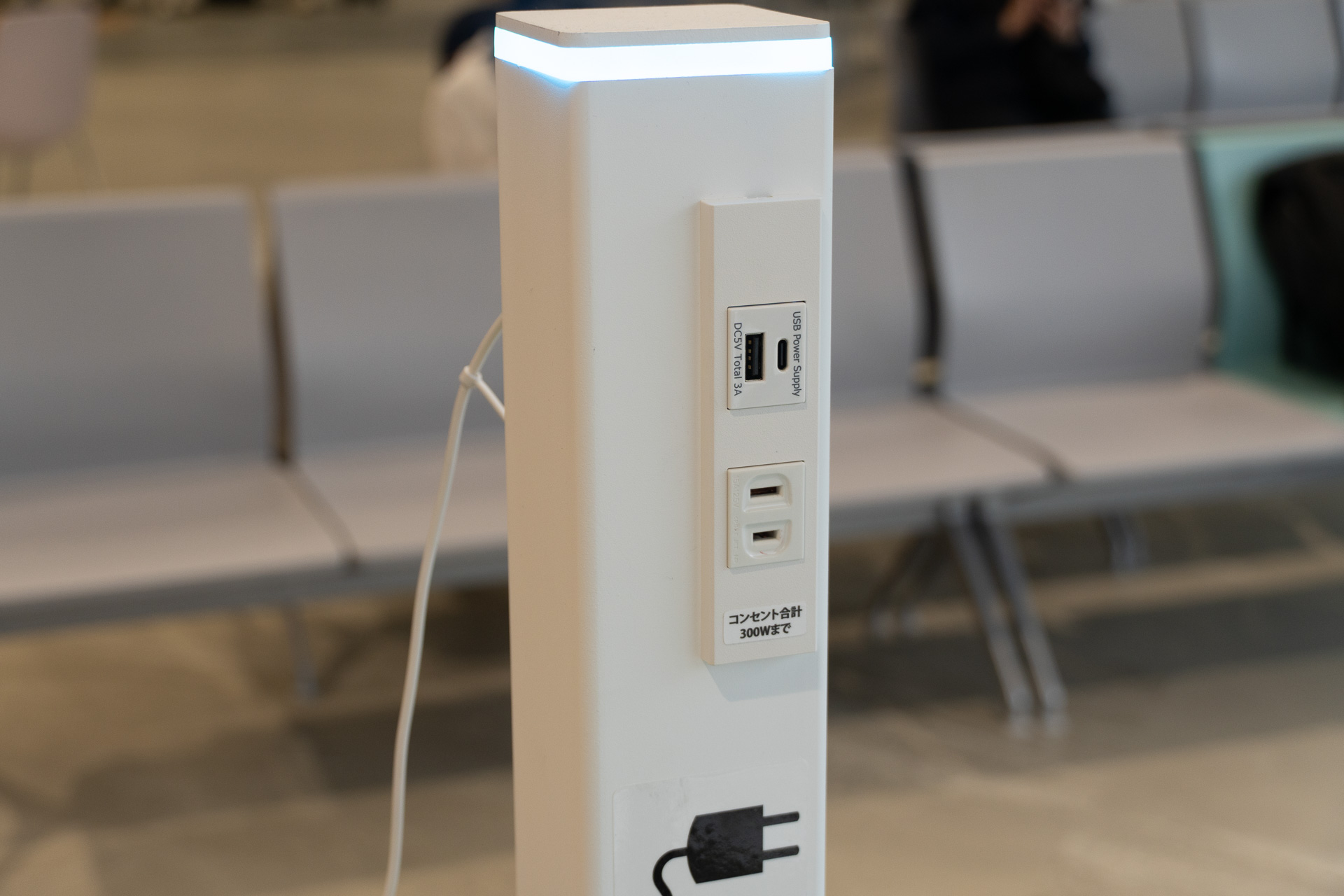 タイプAコンセントとUSB Type-A/Cポートなど、充電スポットも多数用意していた