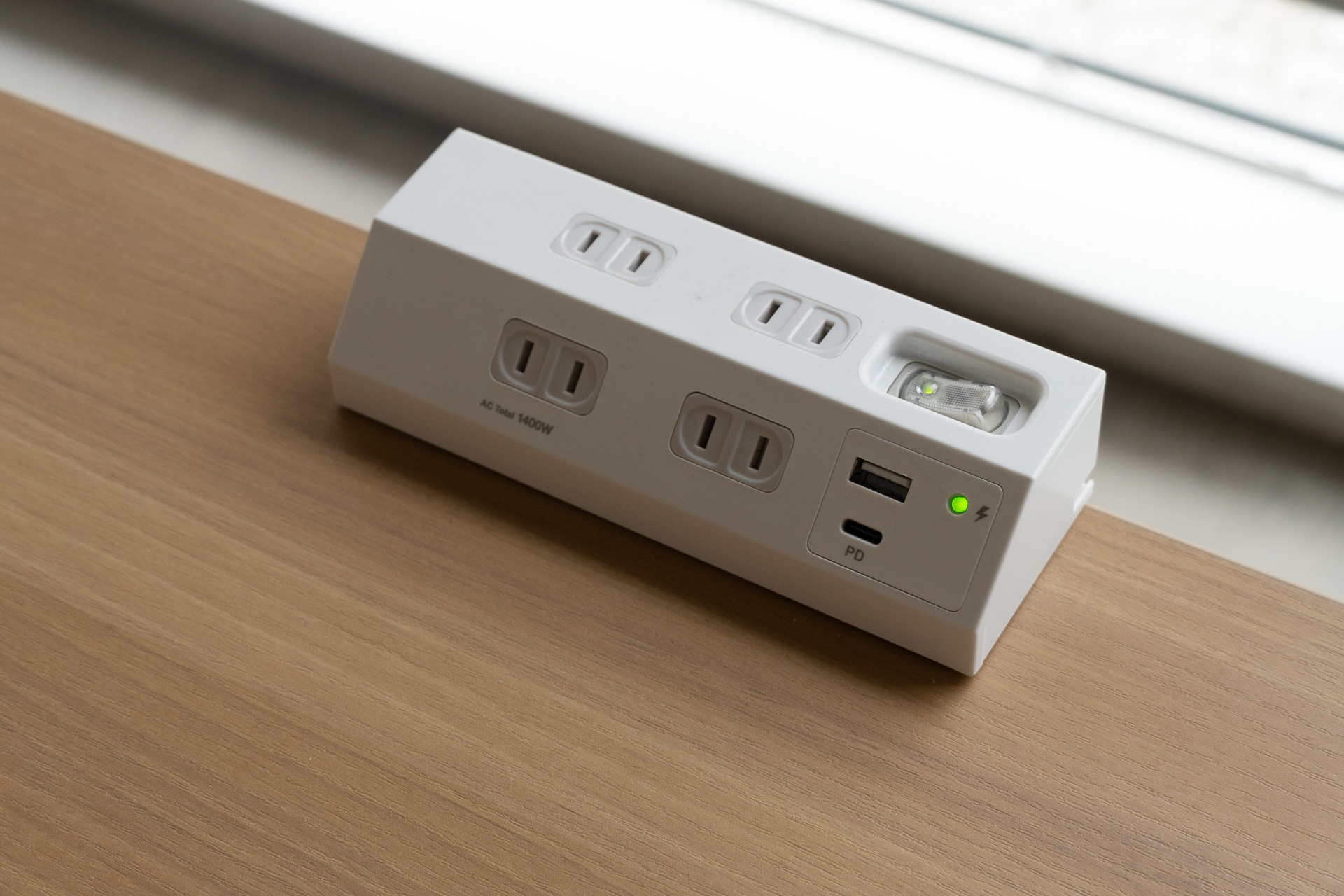 タイプAコンセントとUSB Type-A/Cポートなど、充電スポットも多数用意していた