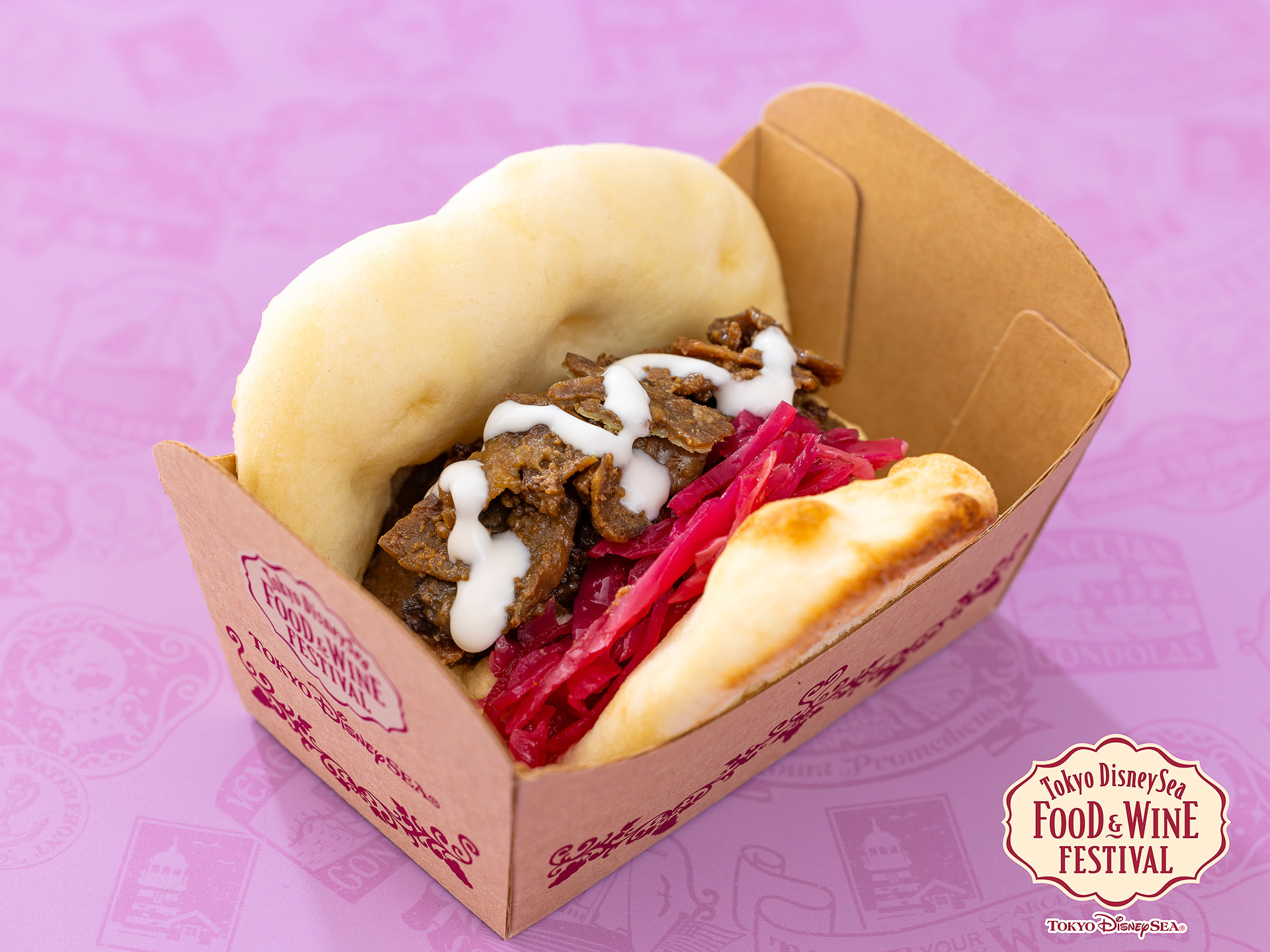 カリー香るビーフのナンサンド、フムスとヨーグルトソース/ハウス こくまろカレー使用（700円）