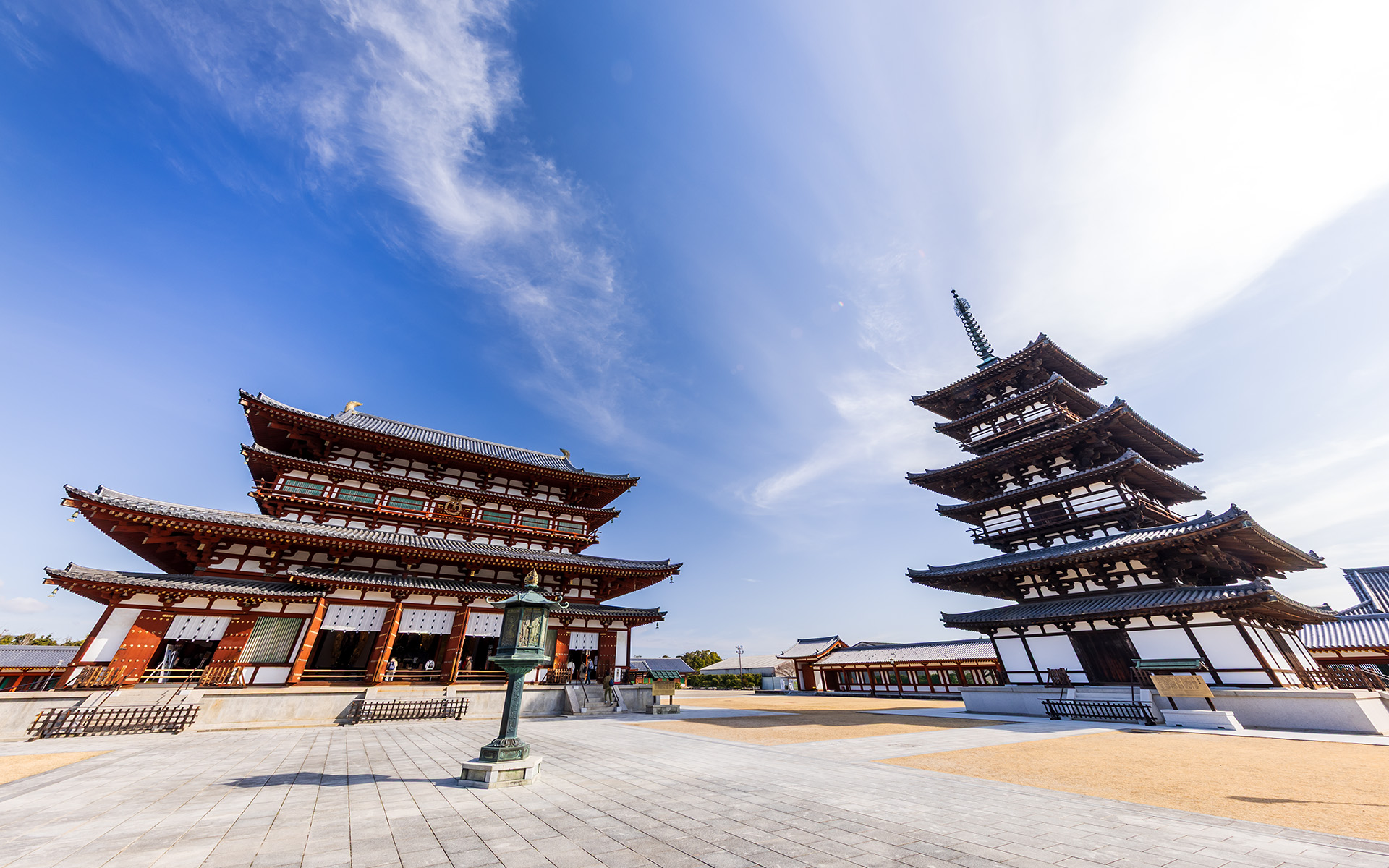 薬師寺 金堂と東塔