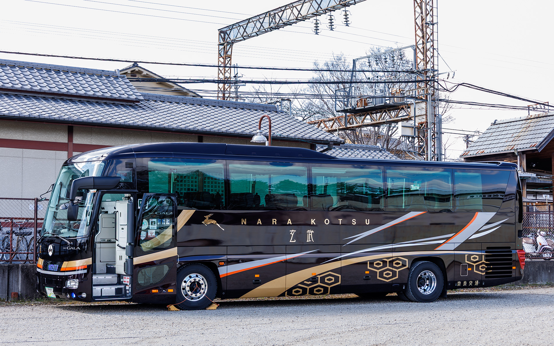 今回のツアーでは奈良交通の特別仕様車、四神シリーズの「玄武」で移動。観光客だけではなく地元の方からの注目度も高かった