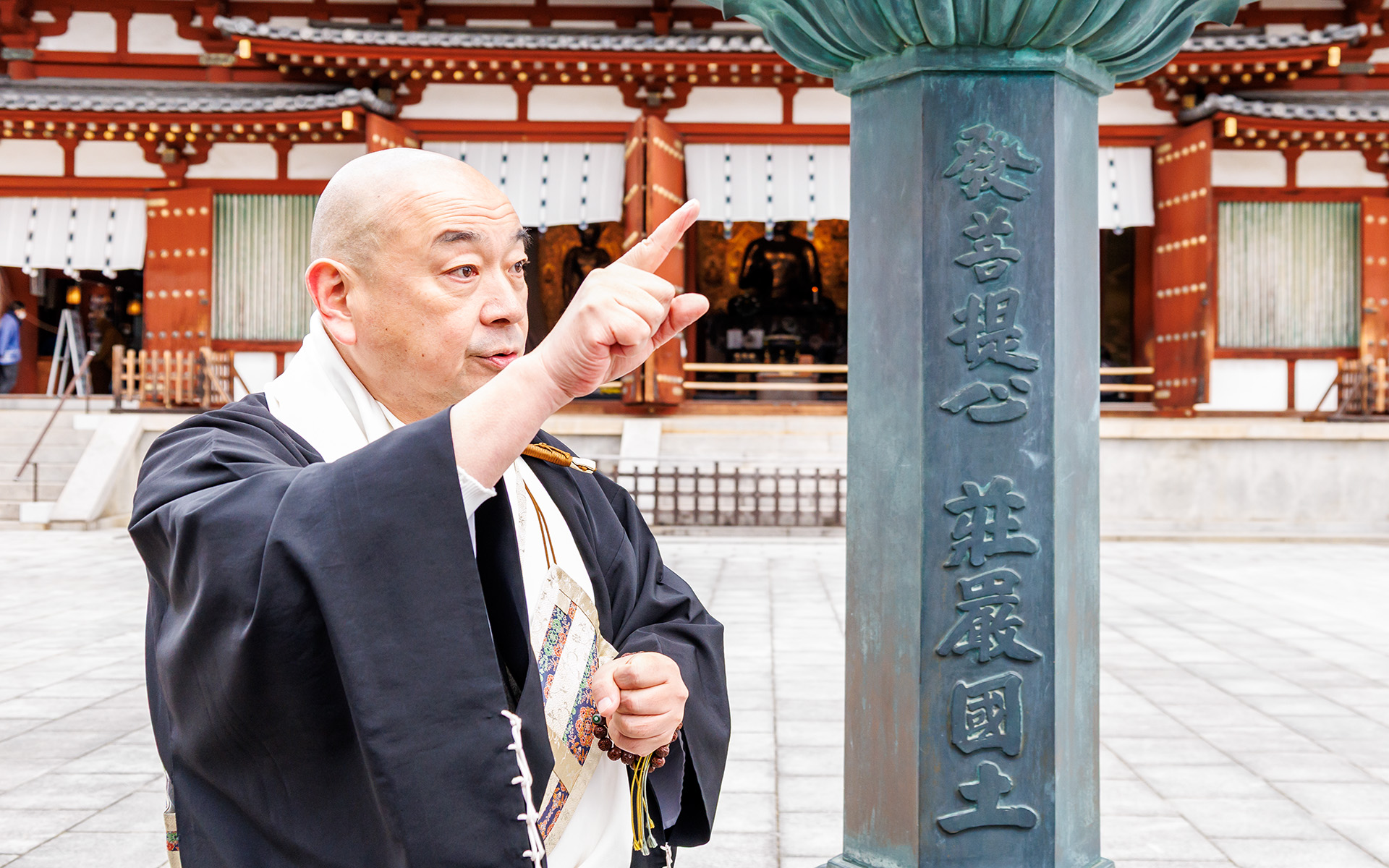 お写経勧進による伽藍復興を目指した高田好胤和上による「發菩提心 荘厳國土」の文字が刻まれている