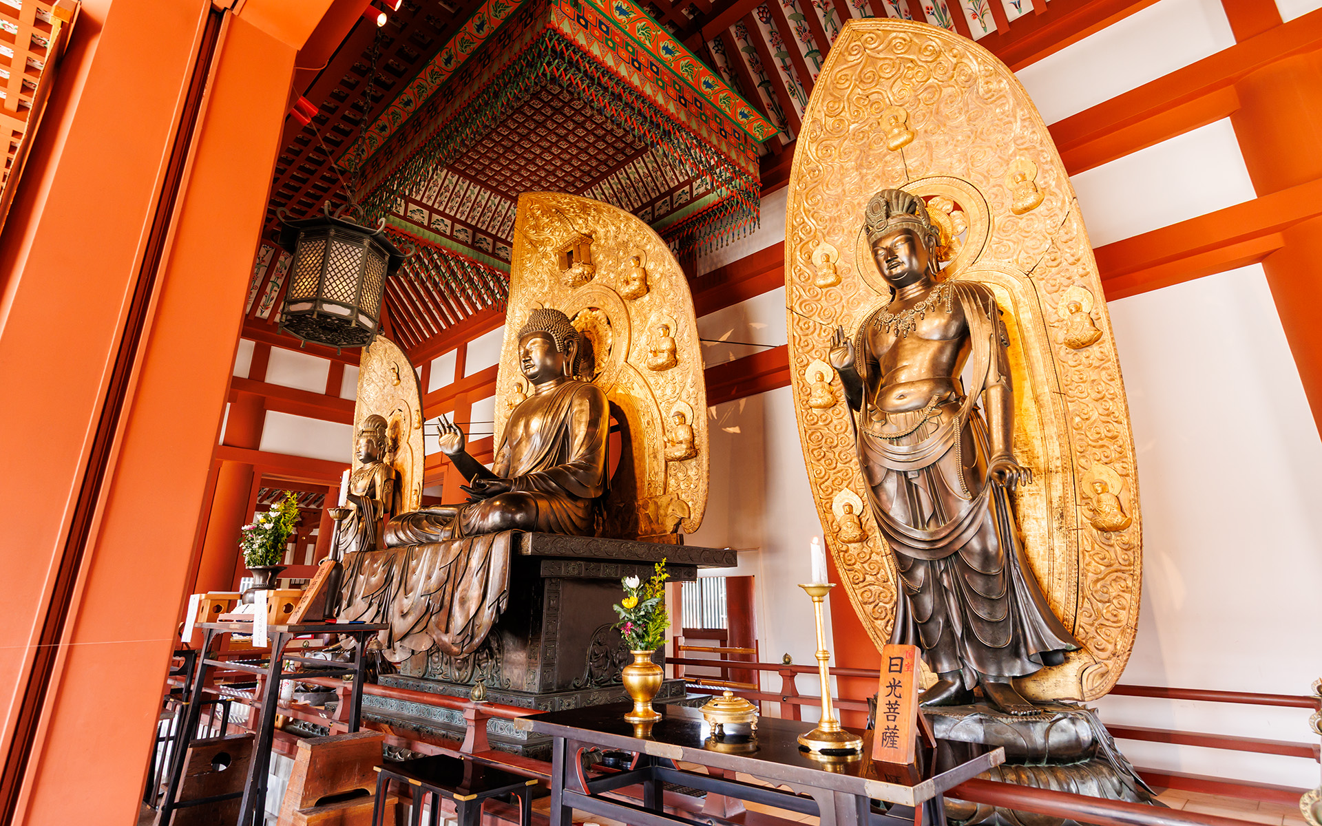 金堂に祀られている薬師三尊像。三尊像の位置は「天子南面」という思想に基づいており中央に薬師如来、太陽が昇る東側に日光菩薩、日が沈む西側に月光（がっこう）菩薩が並ぶという具合