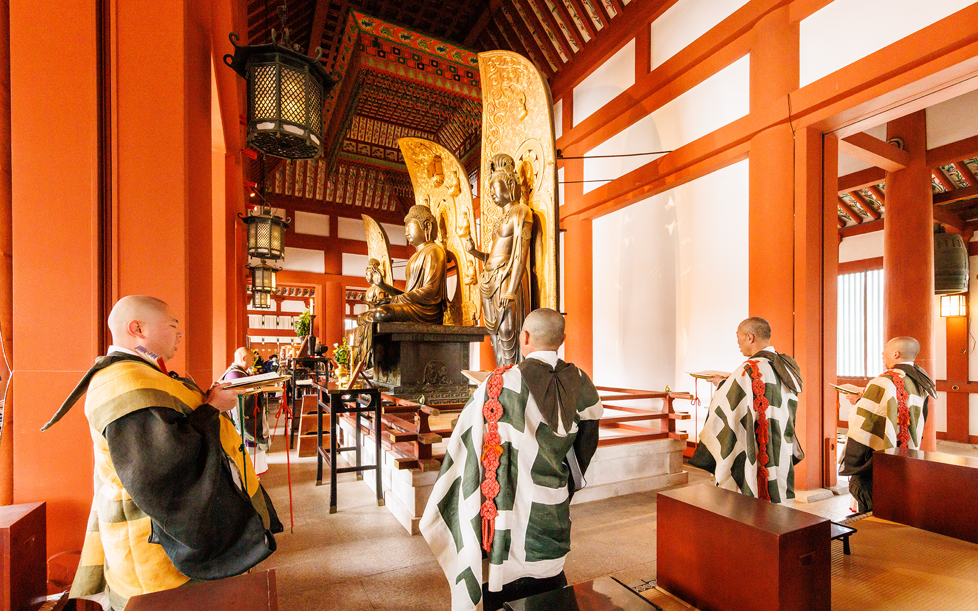 毎月8日に行なわれる大般若経転読法要は一般の拝観者も参拝可能