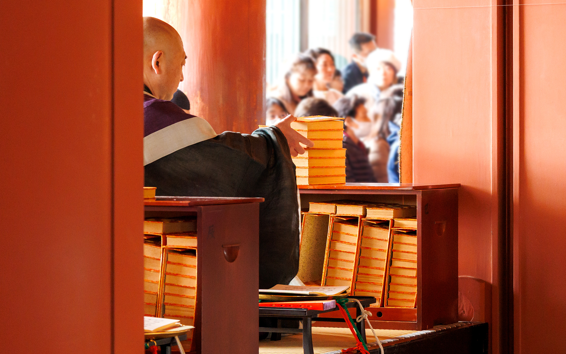 大きな箱に収められている大般若経。1つの箱に50巻が収められており全部で600巻もある