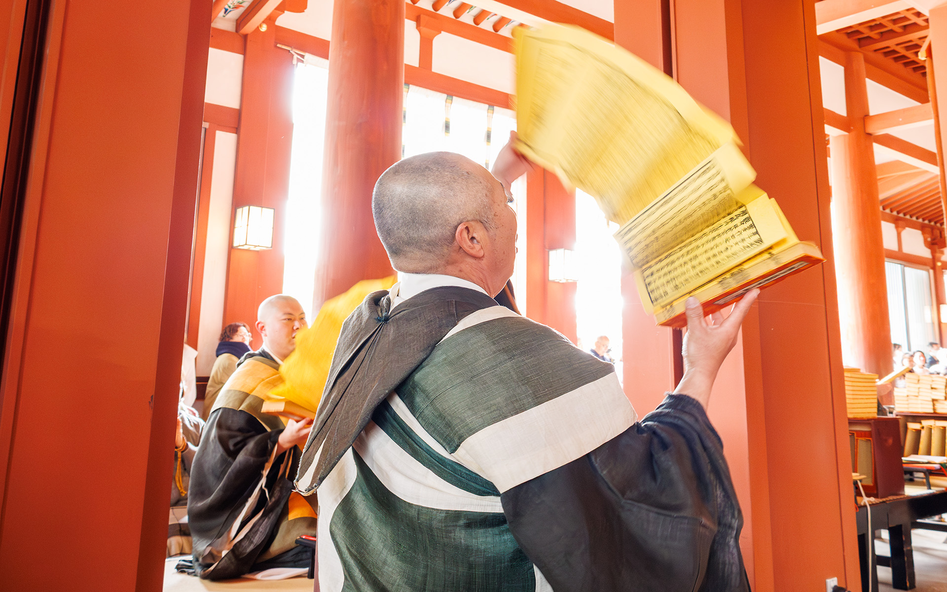 一巻の経典を扇のように広げてその一部を読み上げる「転読」