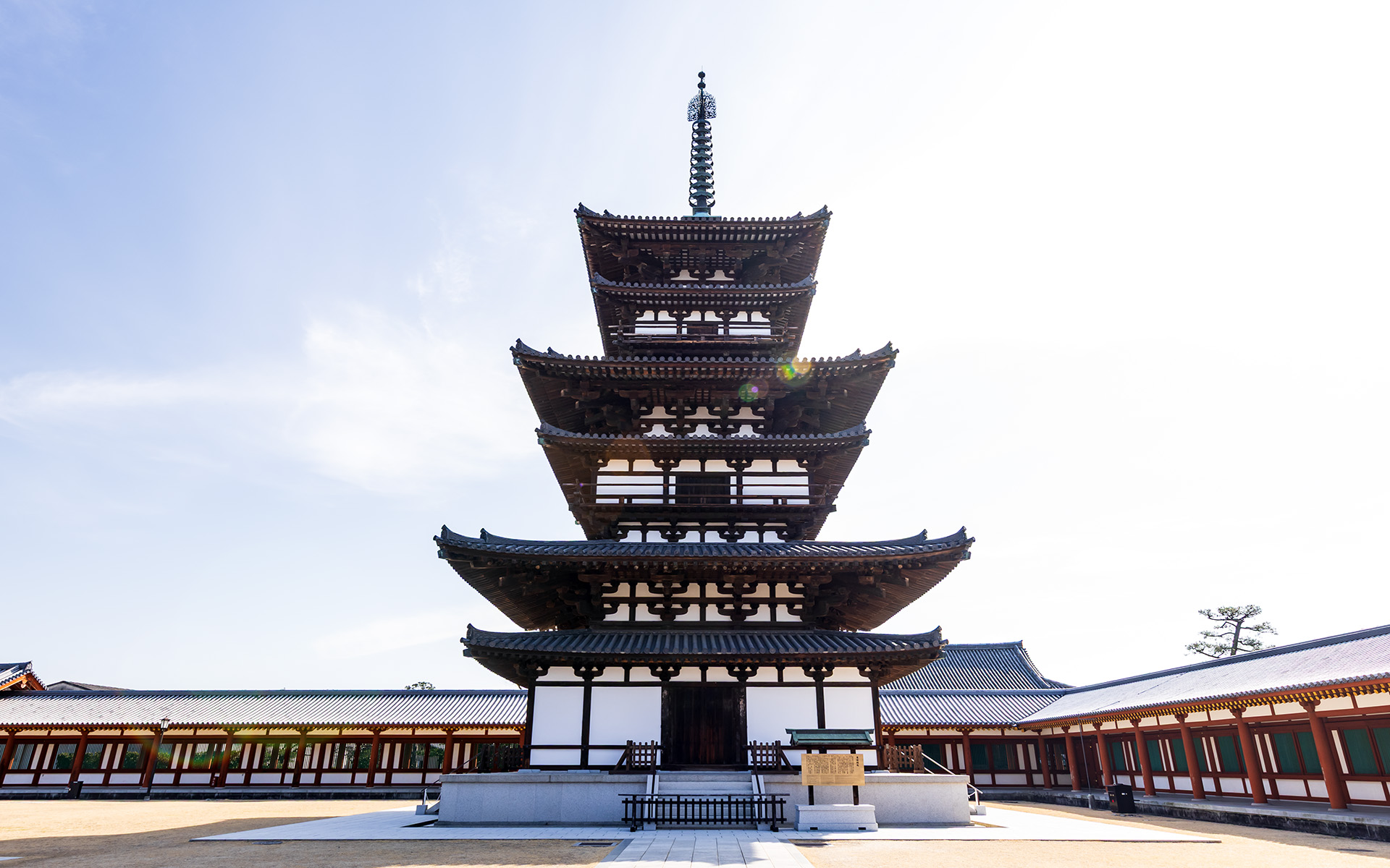 国宝に指定されている東塔。奈良時代の730年に創建され数度の修理を経つつも今もその姿を残している平城京最古の建造物。裳階（もこし）と呼ばれる小さな屋根があるため六重に見えるが実際は三重塔