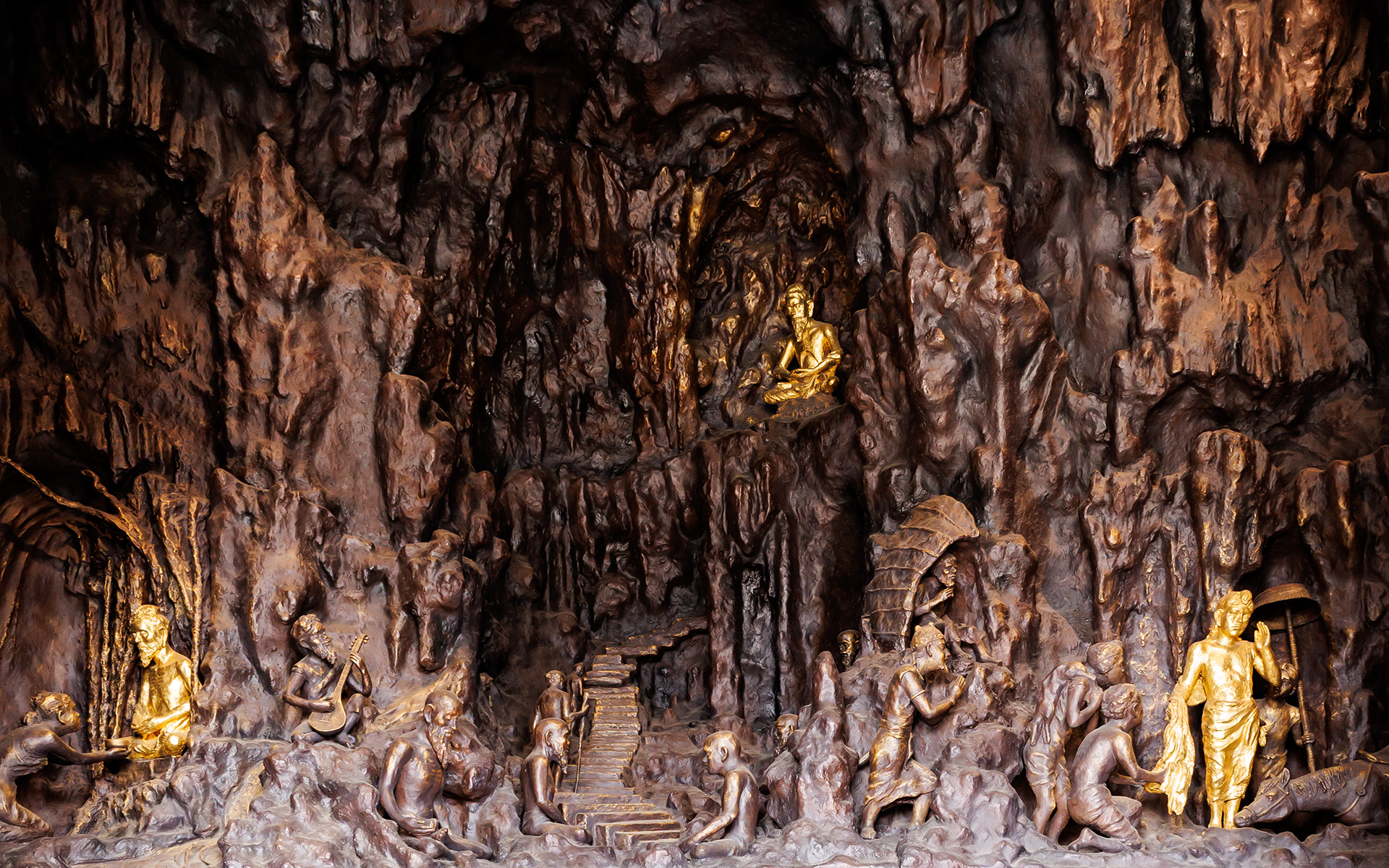 塔の下部にある内陣にはお釈迦様の生涯を描いた「釈迦八相像」が祀られていた。現在の像は令和5年に安置されたもので東塔には前半生の「入胎」「受生」「受楽」「苦行」の4場面が祀られている。写真は苦行