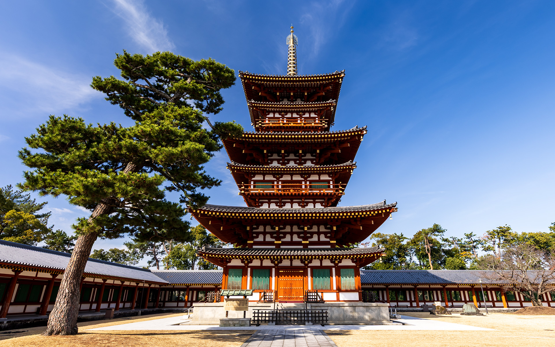 1981年に再建された西塔は創建当初を思わせる鮮やかな色彩を放つ