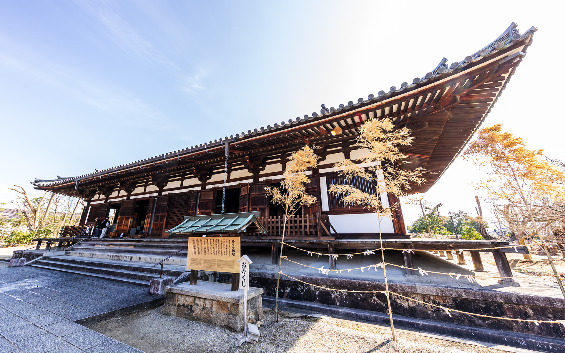 もっとも東側に位置する東院堂は1285年に再建され日本最古の禅堂として国宝に指定されている