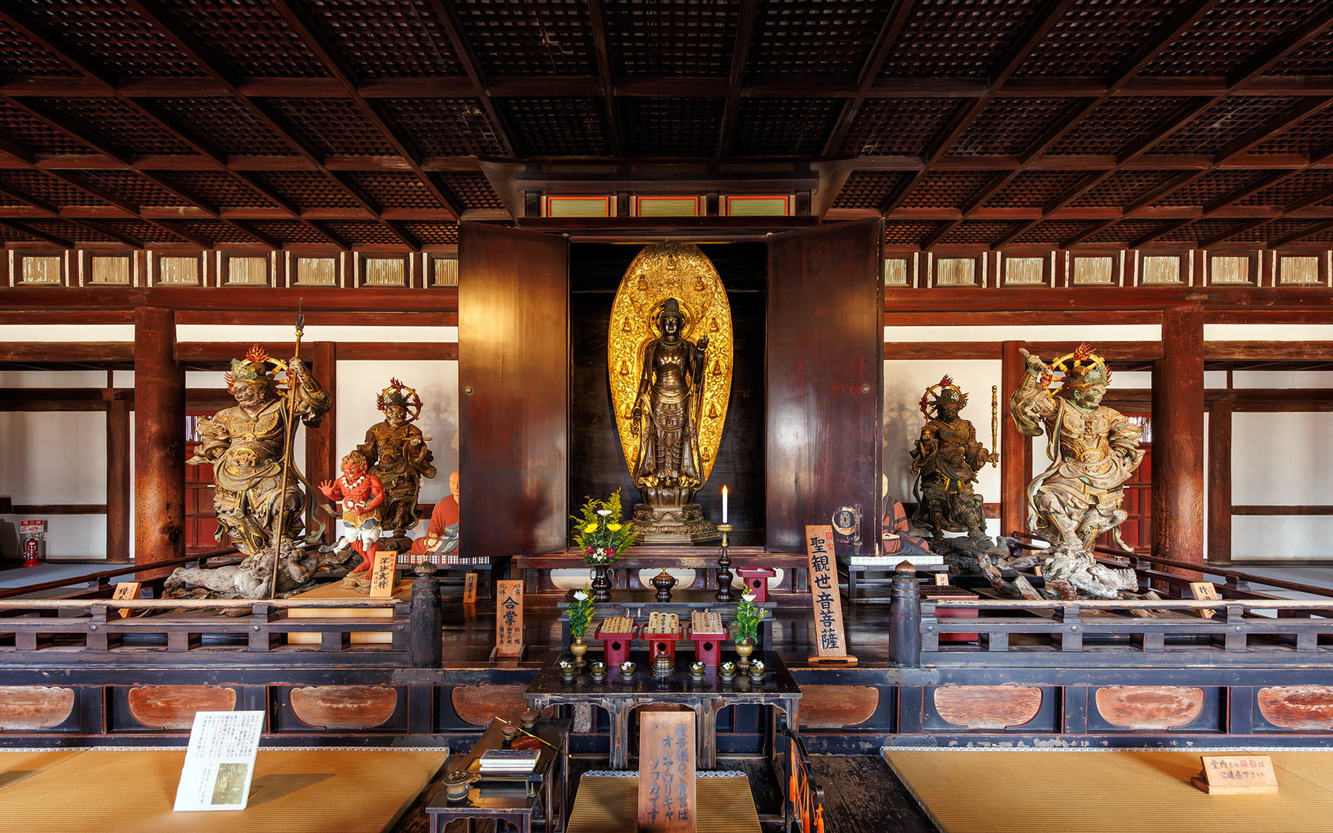 内部には聖観世音菩薩像を中心に四天王立像が祀られている