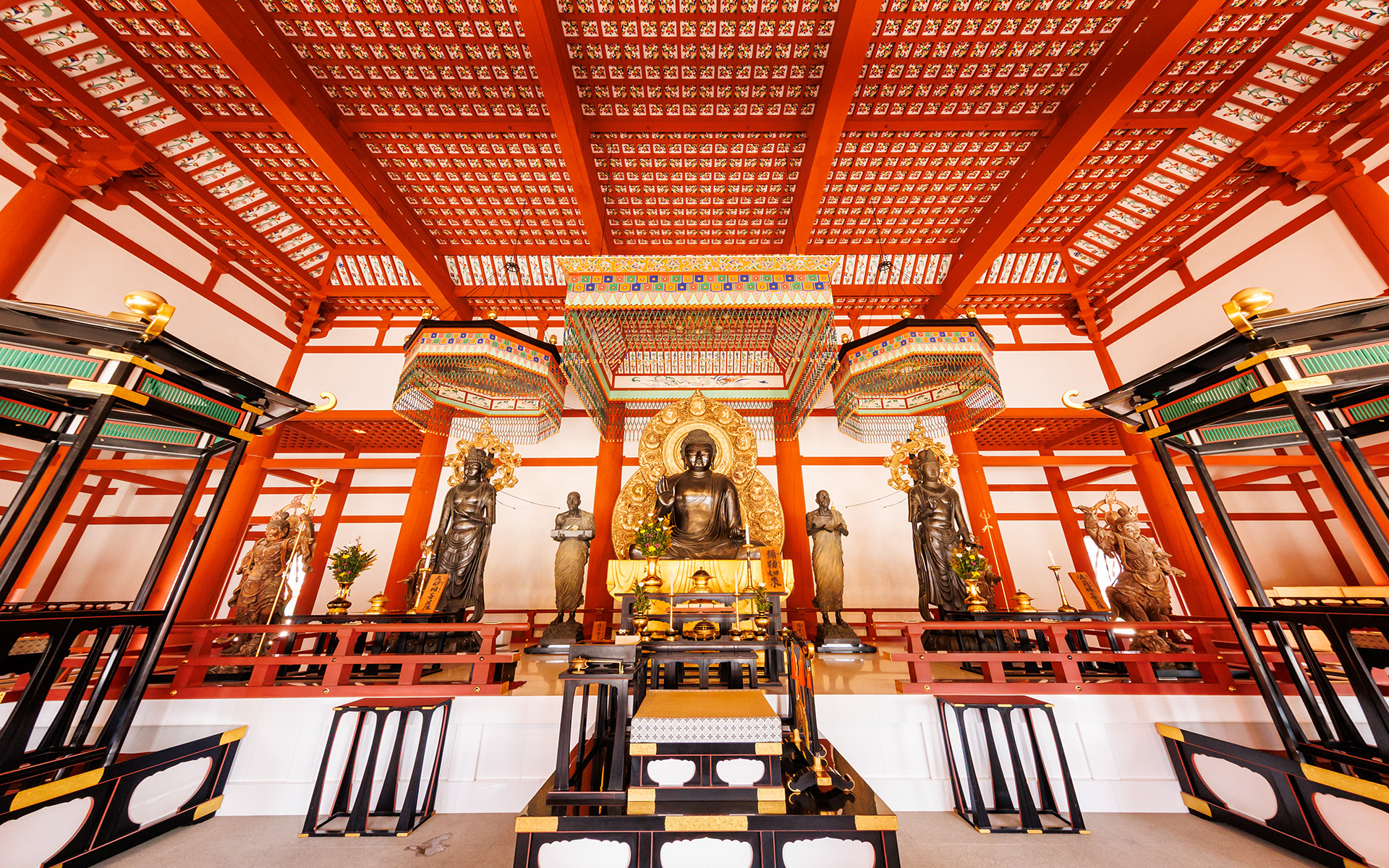 2003年に再建された大講堂には弥勒三尊像が祀られている