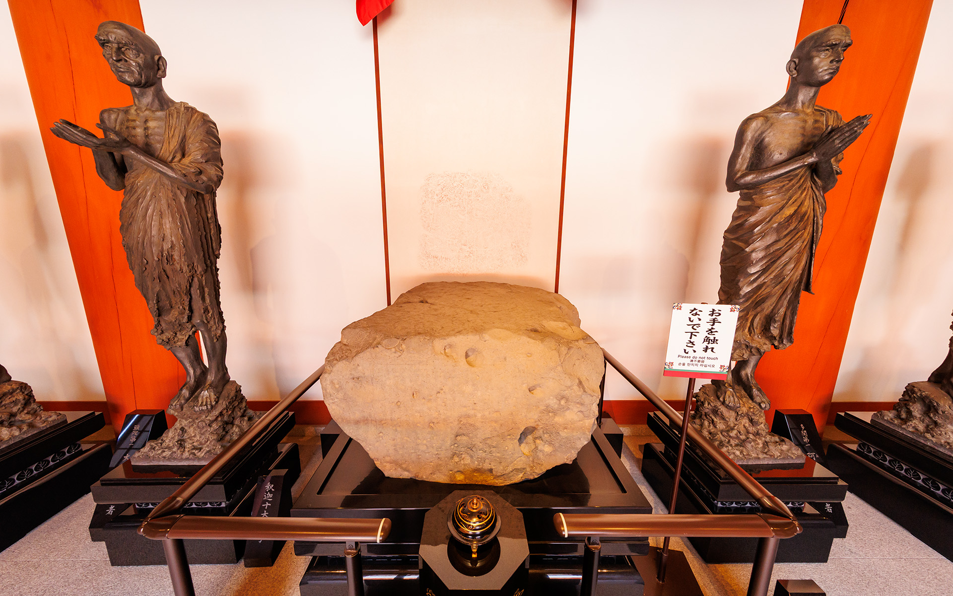 大講堂にはお釈迦様の足跡を描いた仏足石（国宝）も。753年に作られたこの石は現存する最古の仏足石になる