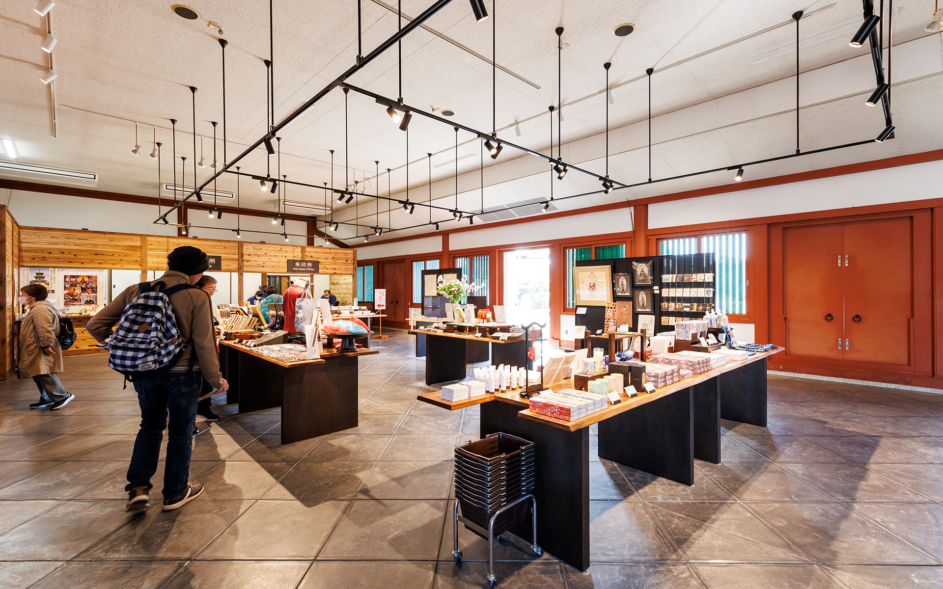 與楽門の手前、食堂横にはお土産を購入できる「なむなむ」がある