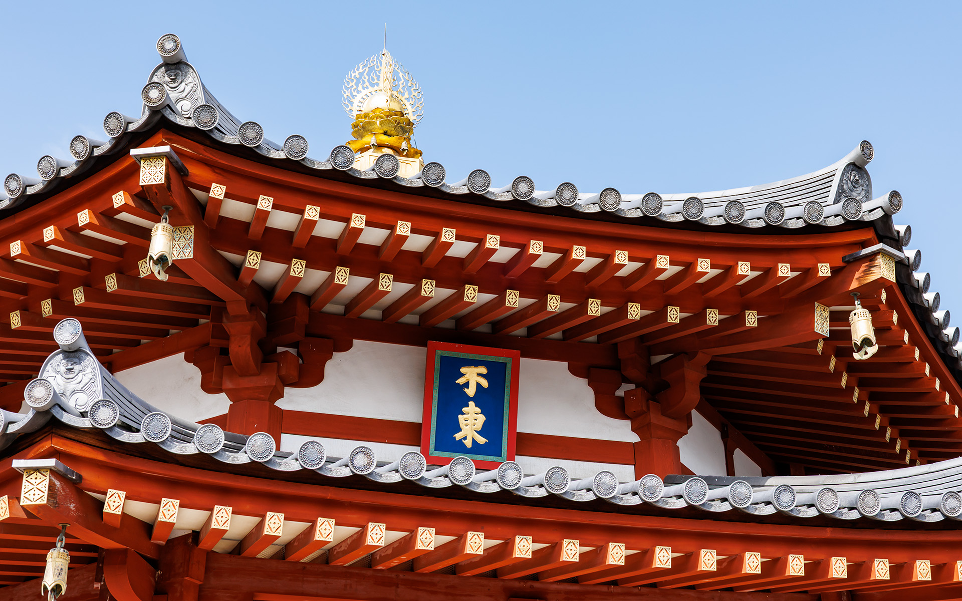 玄奘塔に掲げられている「不東」の文字は玄奘三蔵の「経典を手に入れるまでは東に帰らない」という決意を表わしている