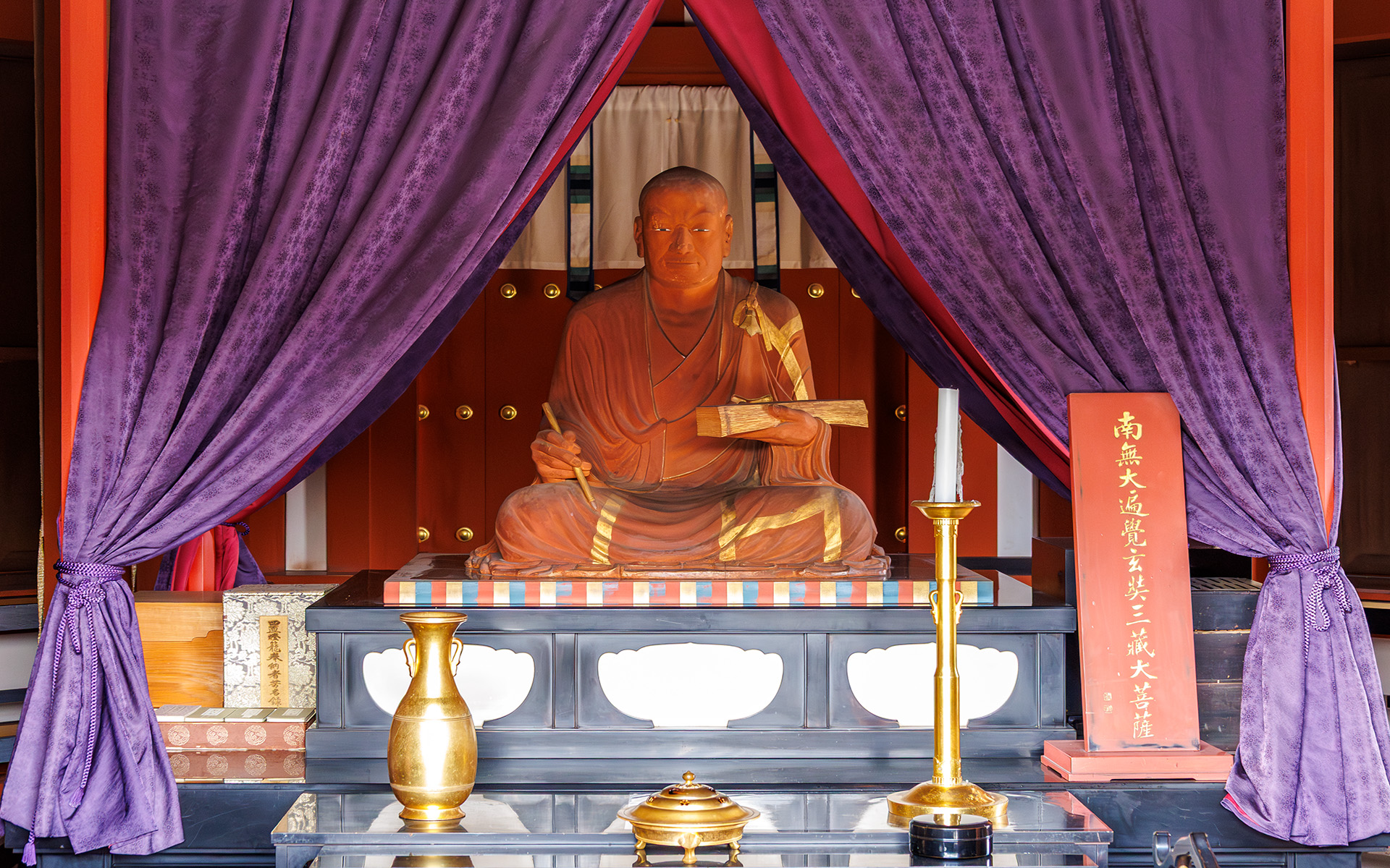 玄奘塔には玄奘三蔵の頂骨（頭部遺骨）のほか大川逞一作「玄奘三蔵訳経像」、後ろの建物には平山郁夫筆「大唐西域壁画」が安置されている