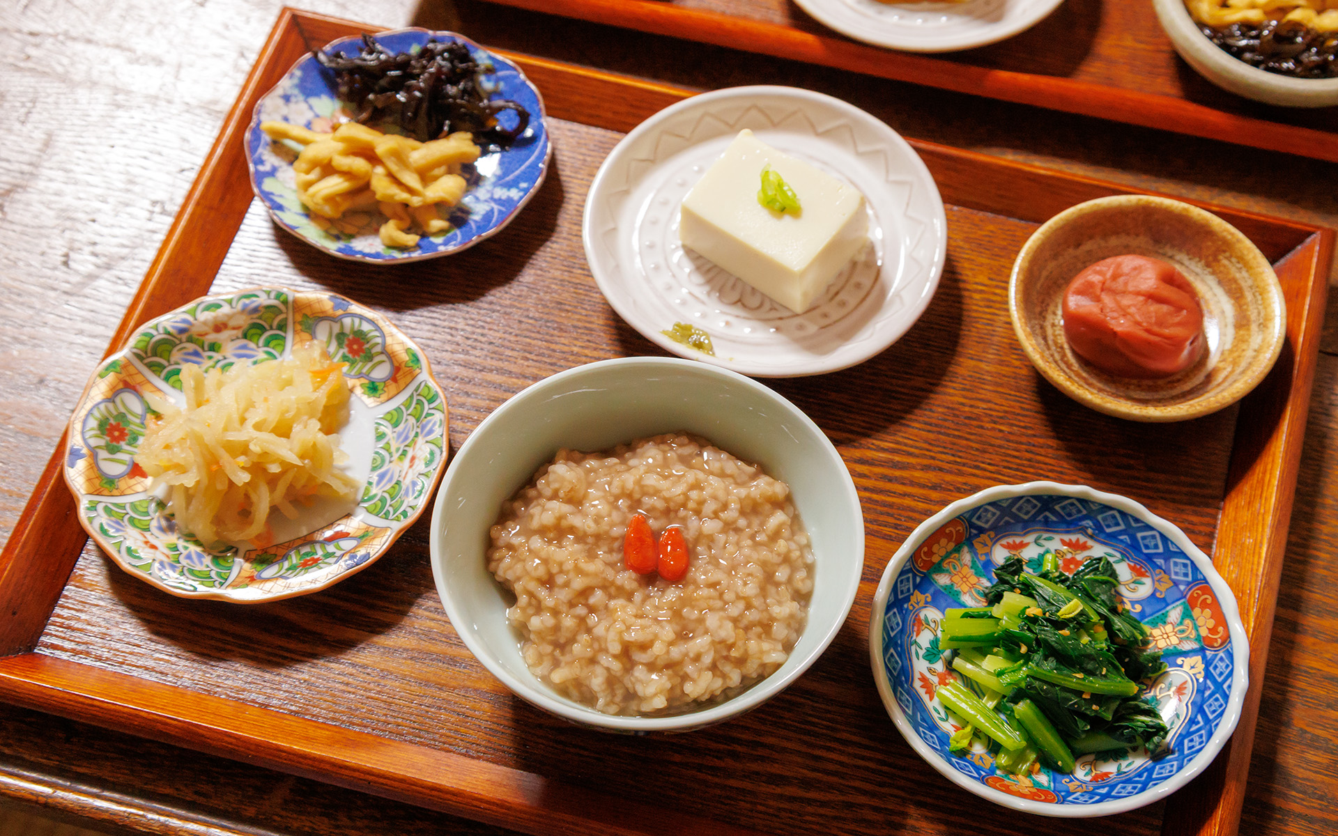 茶粥定食には茶粥と5種類のおばんざいがセットになっている