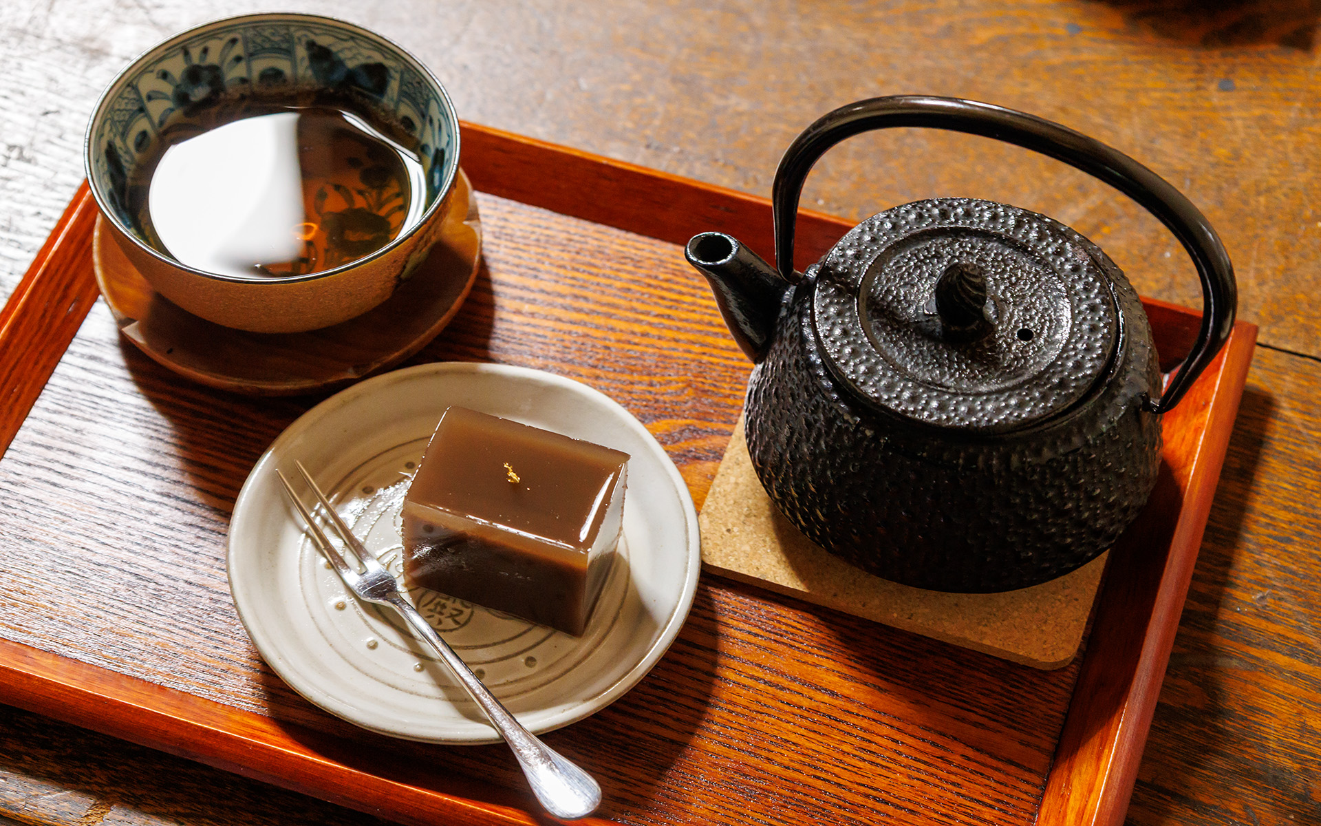 セットにするとほうじ茶とほうじ茶羊羹が付く