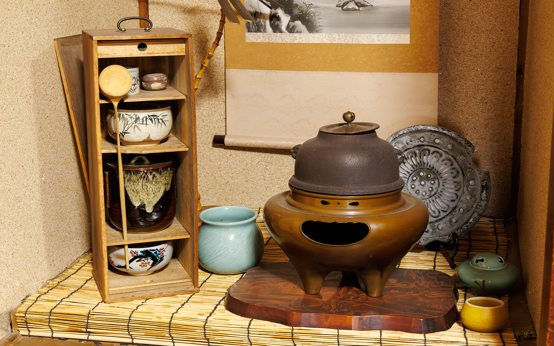 床の間にはお茶のセットがディスプレイされていた