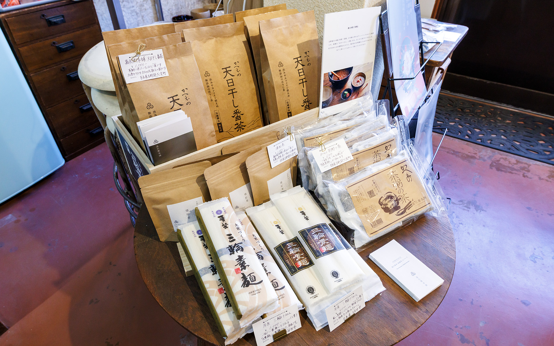 本場の三輪そうめんや嘉兵衛本舗のお茶などのお土産が並ぶ