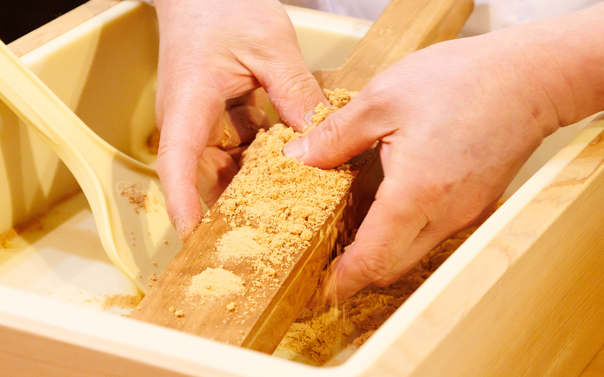 最初は落雁。浅煎りしたきな粉に砂糖を混ぜ木の型で押し固める