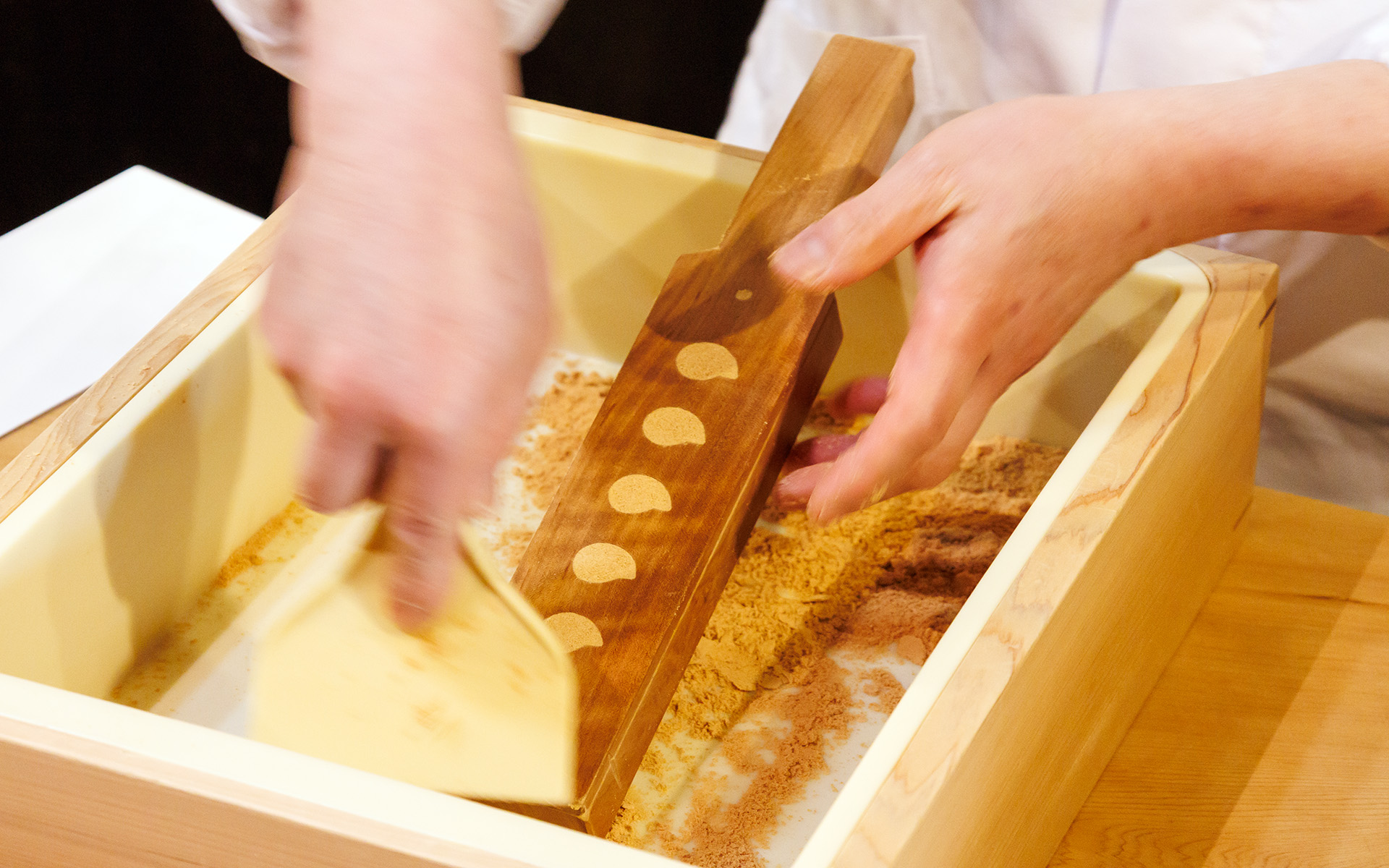 よぶんな粉をヘラで取り除く