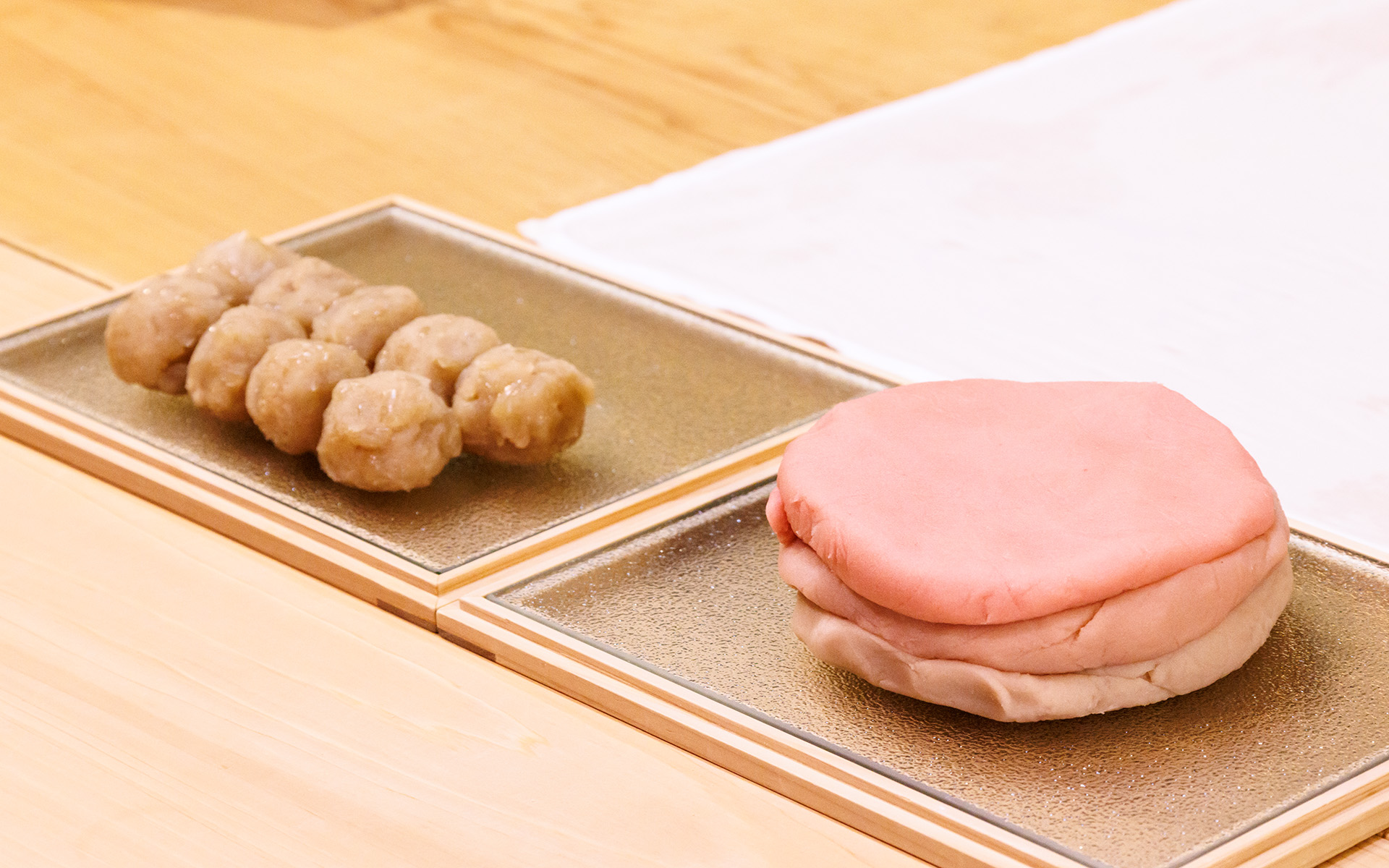 二品目はきんとん。桜の練り切は備中の白小豆に青森のつくね芋を加えている