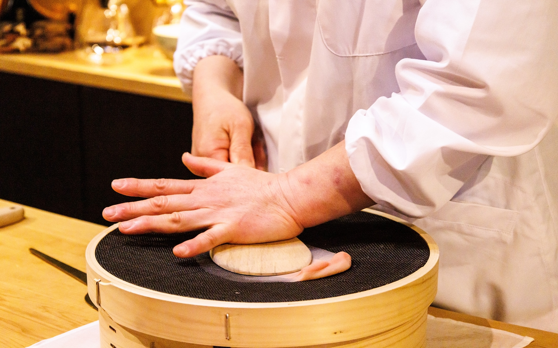 馬毛のこしきを使い3色のそぼろ餡をつくっていく。馬毛を使うことできめ細かなそぼろが作れるという