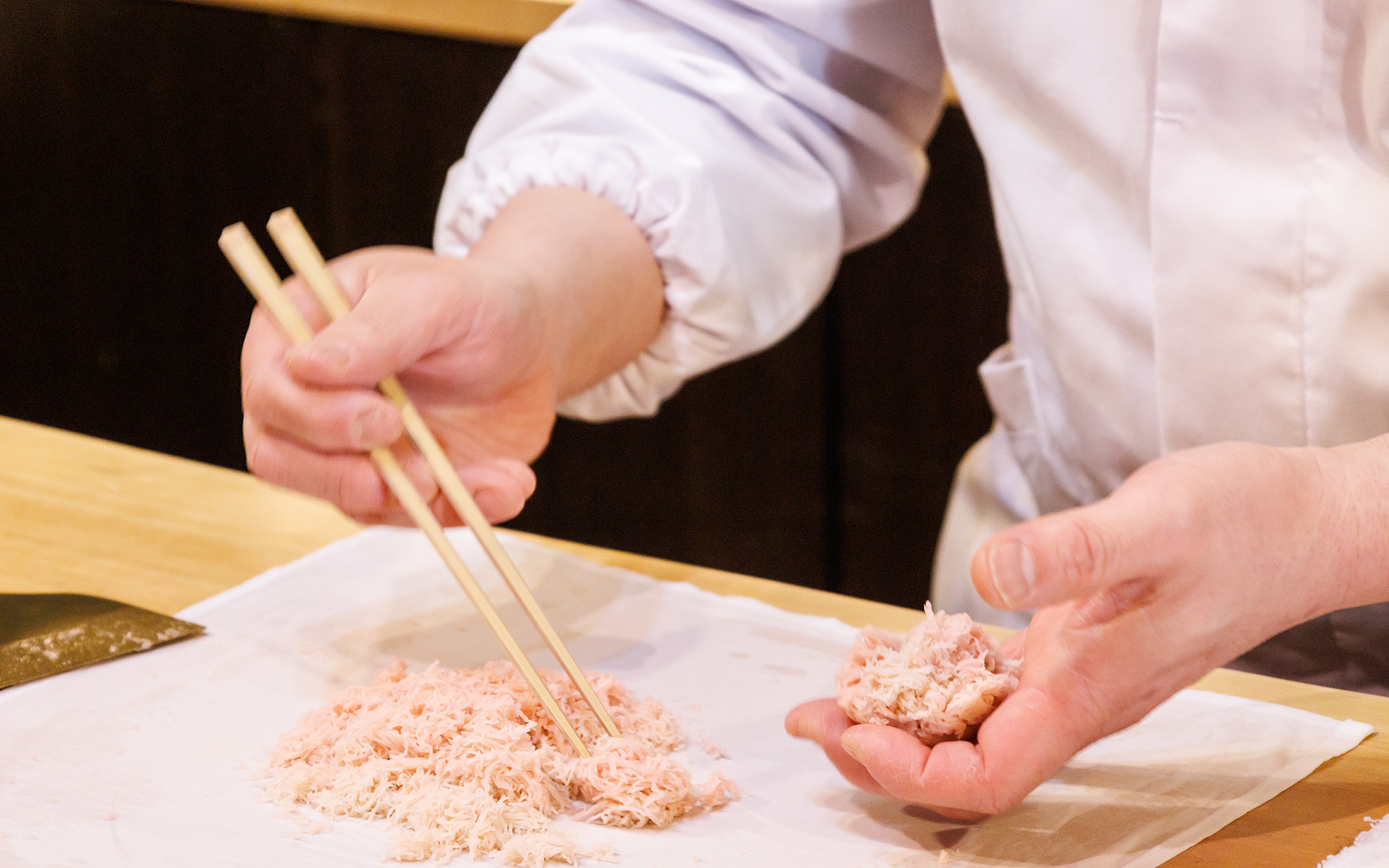 餡玉にそぼろをまとわせていく