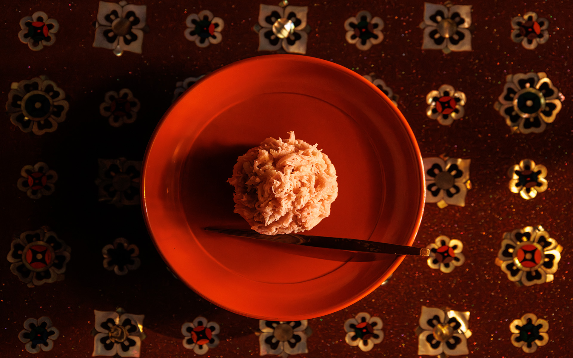 喜多氏のリクエストで自然光＆上から撮影。きんとんの陰影と螺鈿細工のお盆の組み合わせが美しい