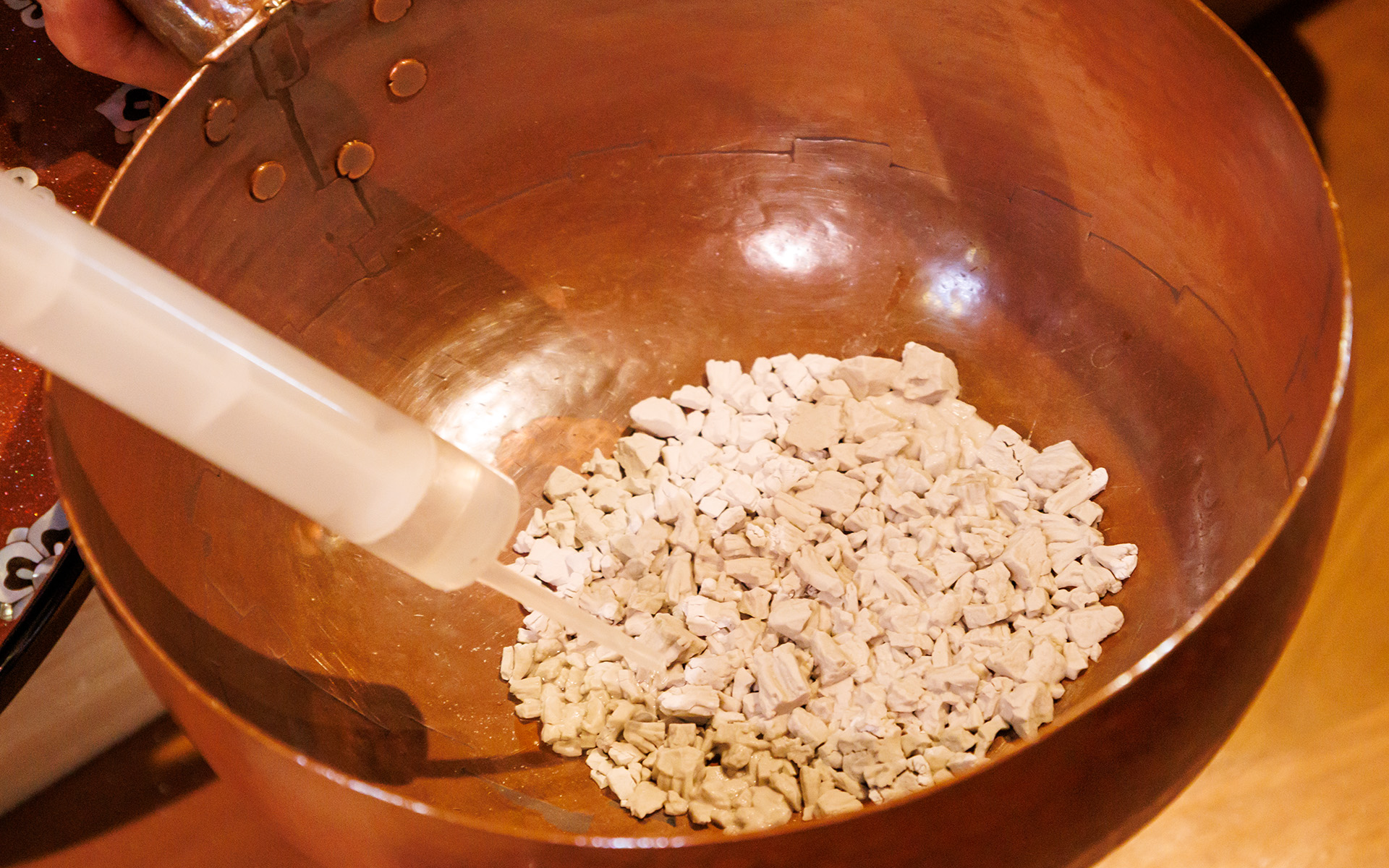 3品目はわらび餅。わらび粉に水を吸わせ砂糖を加え加熱しつつ練り上げていく。この給水加糖加熱のなかで一番大事なのが給水のため、注射器を使って慎重に水を吸わせていく