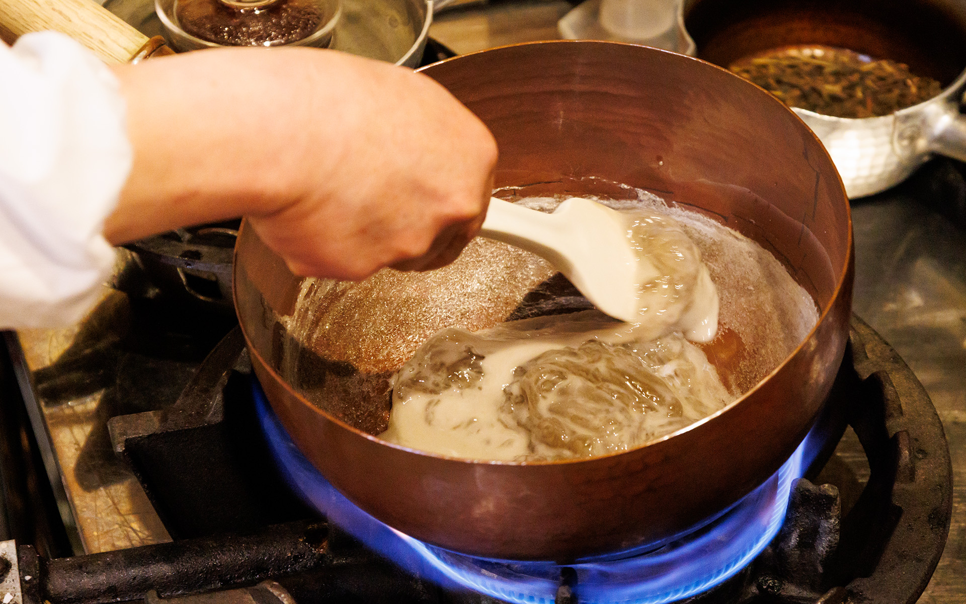 3品目はわらび餅。わらび粉に水を吸わせ砂糖を加え加熱しつつ練り上げていく。この給水加糖加熱のなかで一番大事なのが給水のため、注射器を使って慎重に水を吸わせていく