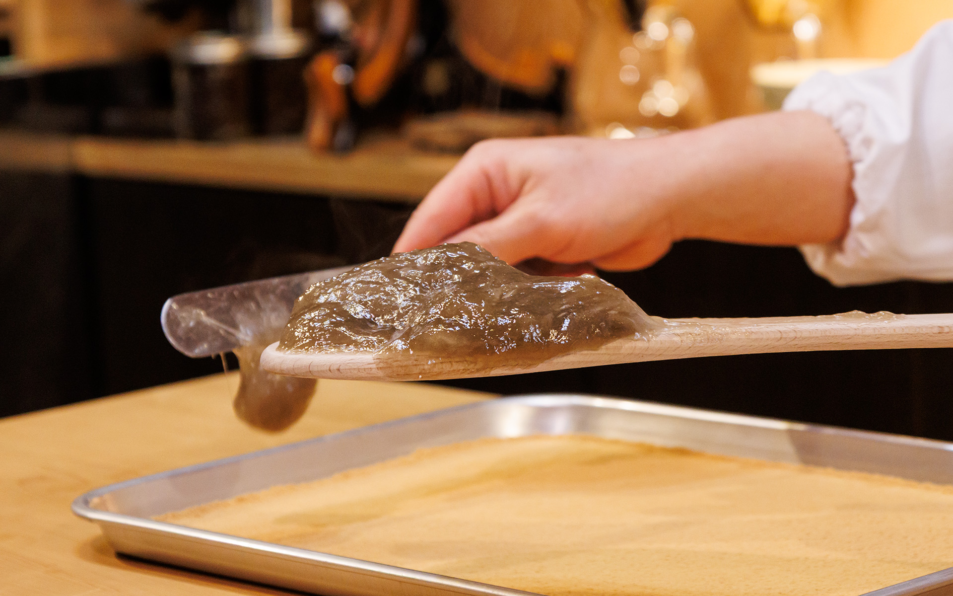 練りあがったわらび餅は透明でつやつや