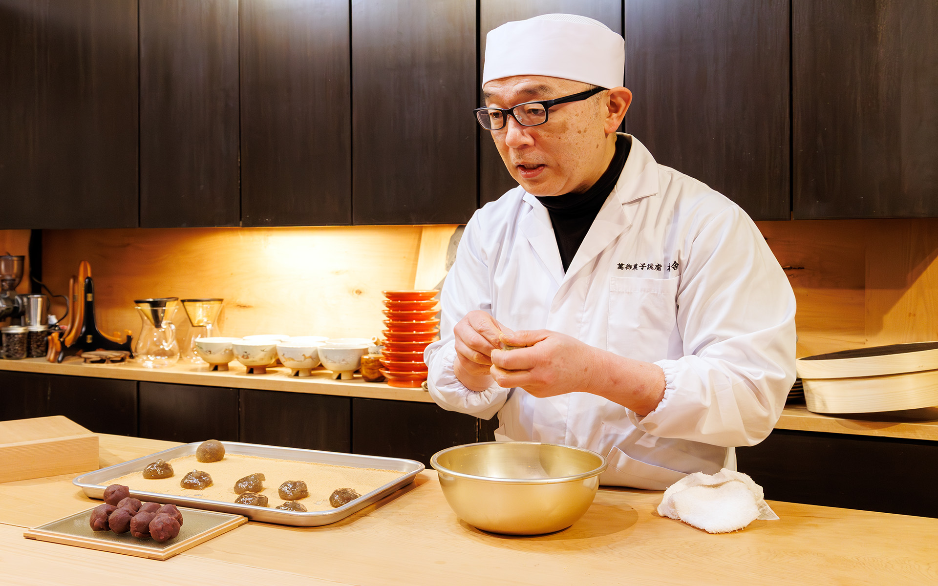 こし餡をわらび餅で包んでいく