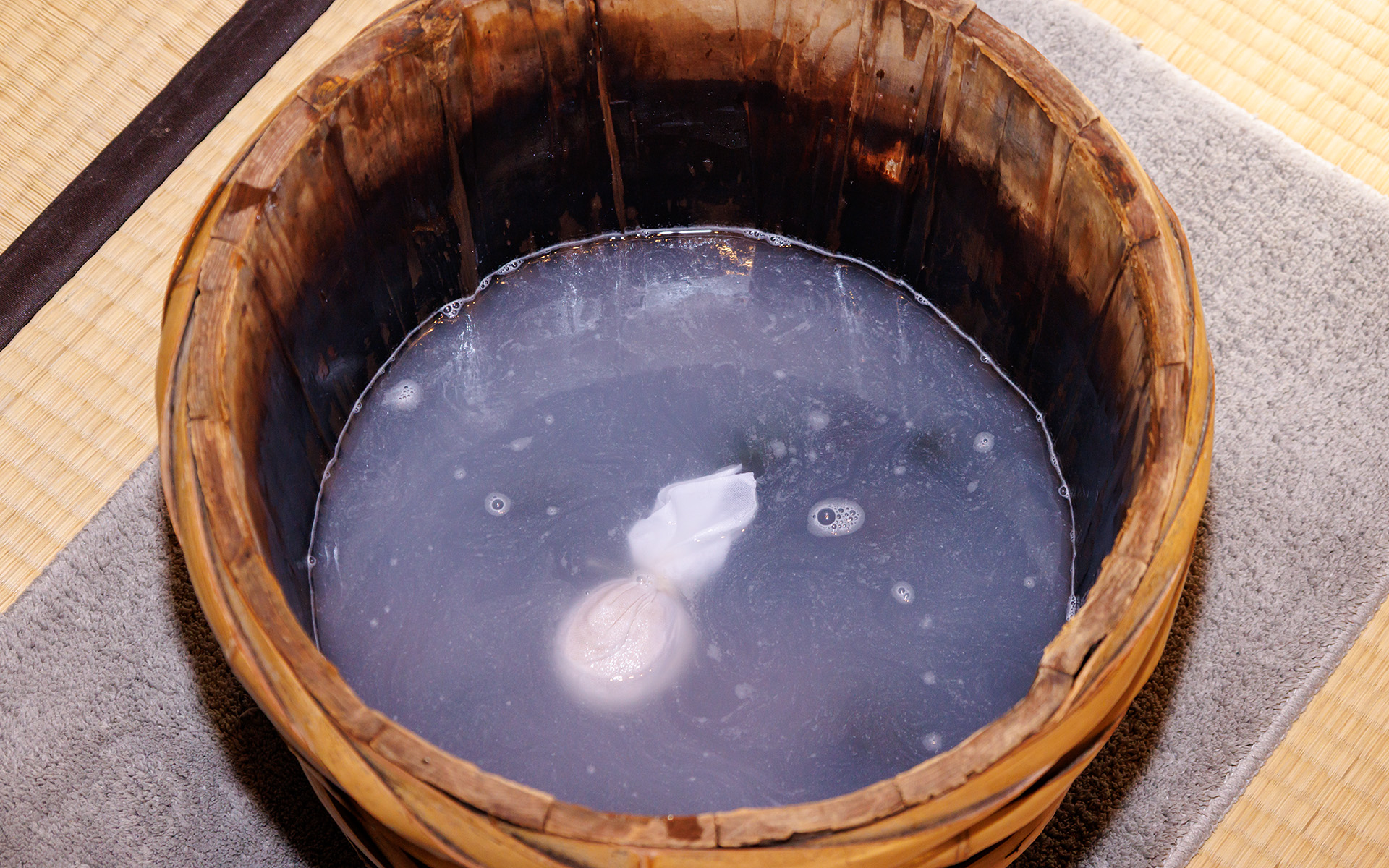 専用の桶で提供される足湯。こちらは米ぬか