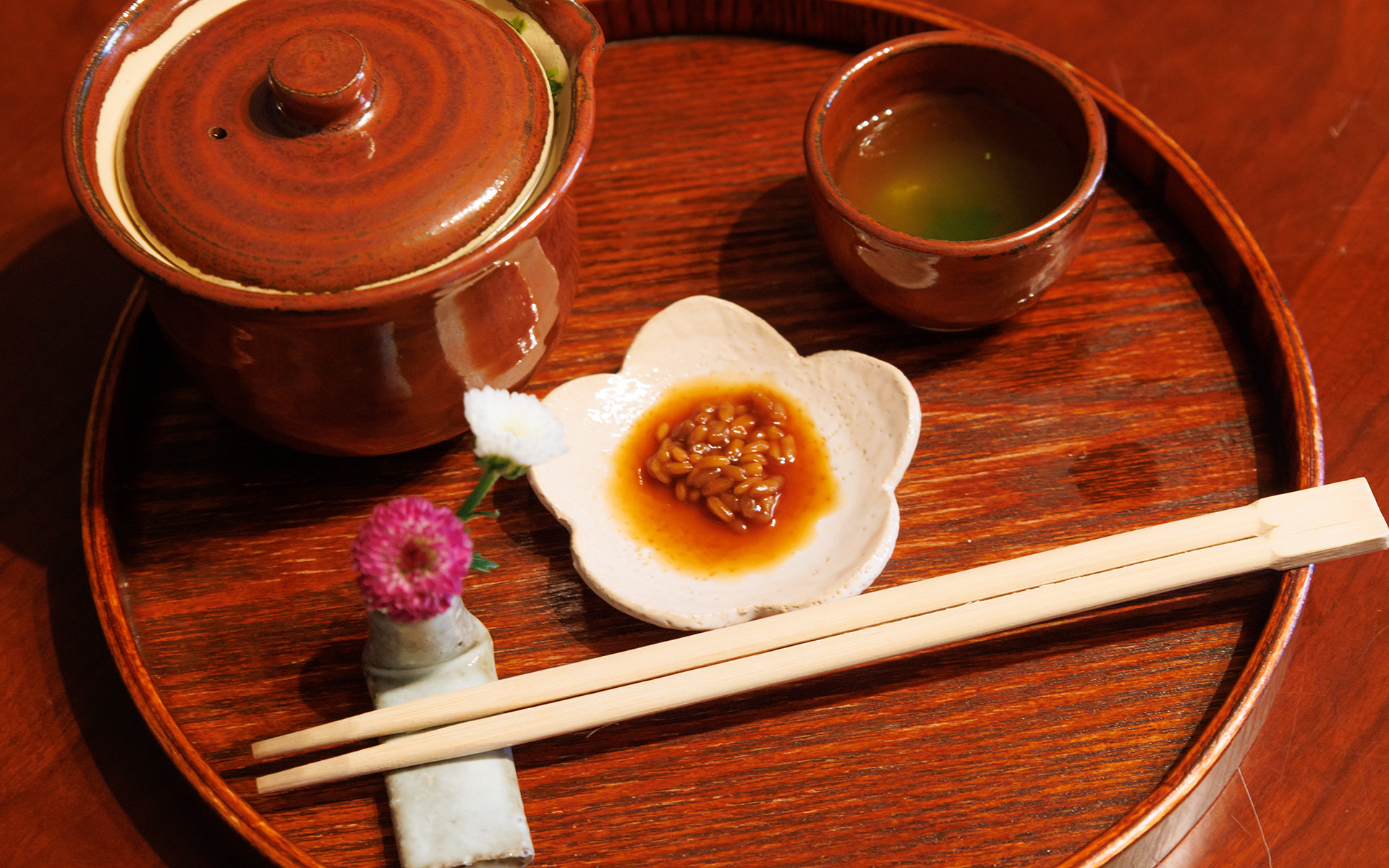 足湯だけでなくお茶やランチも楽しめる