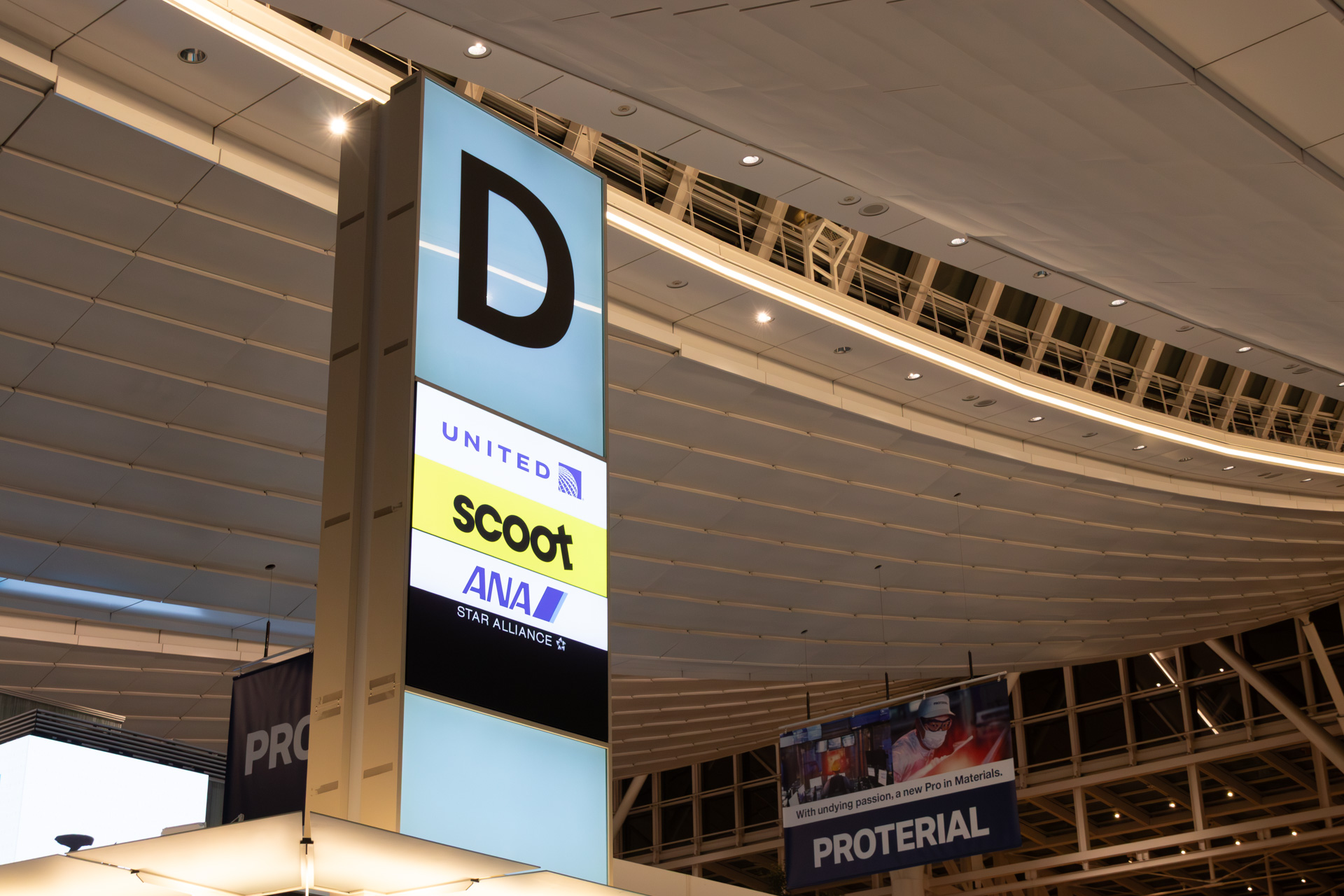 チェックインカウンターは「D」