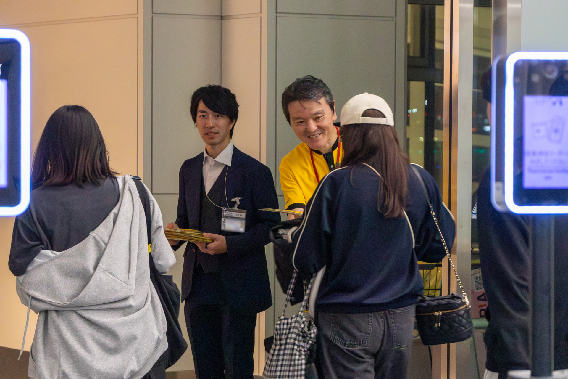 羽田発の初便だったこともあり、スクート日本支社長の安武秀敏氏（中央）も駆けつけて記念品を配布していた