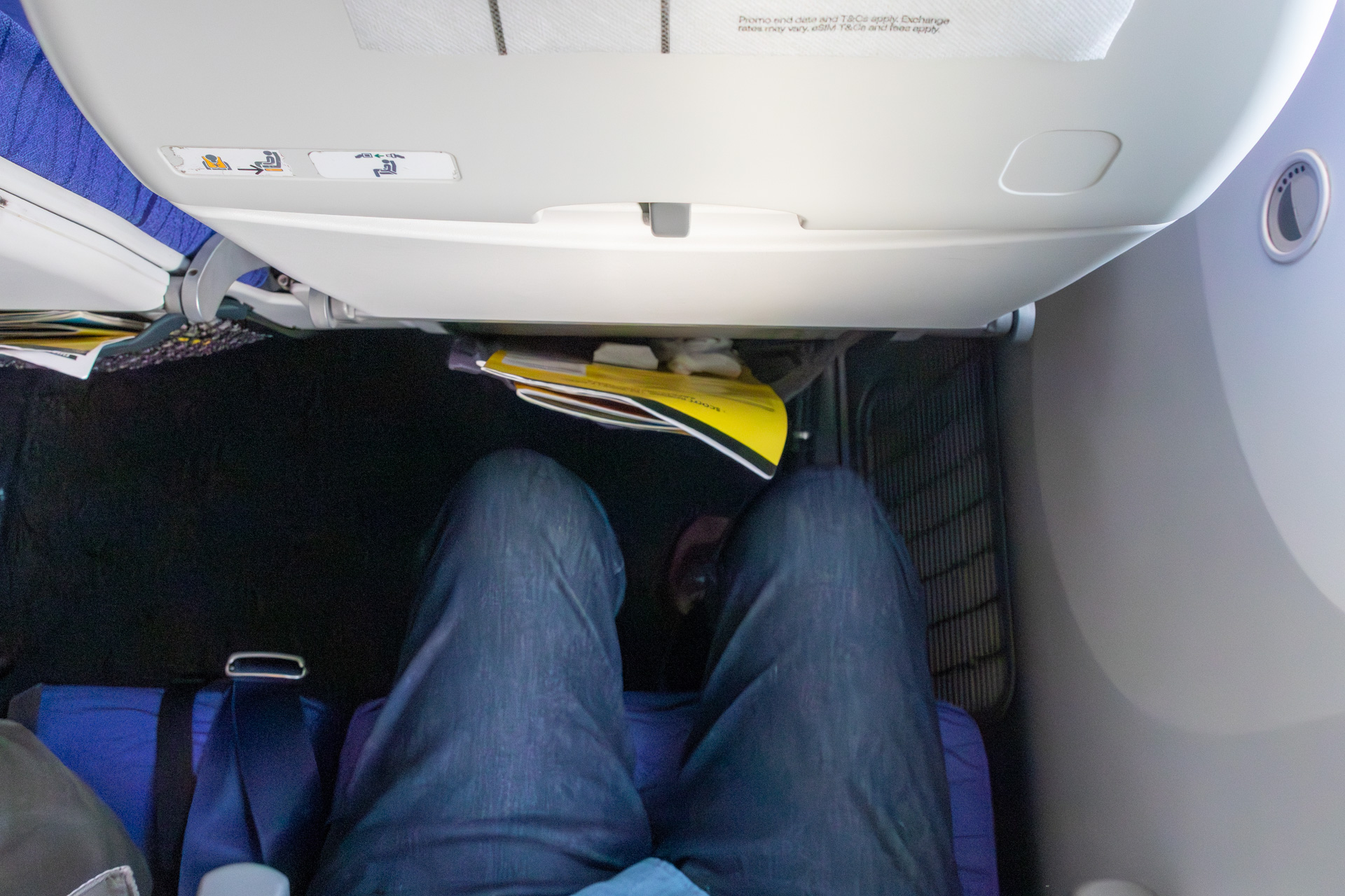 身長170cmの筆者だと足元もそれなりに余裕がある