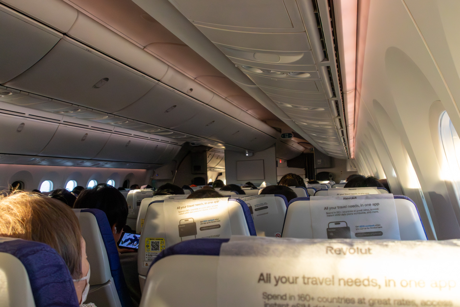 写真は着陸前のものだが、この日はほぼ満席