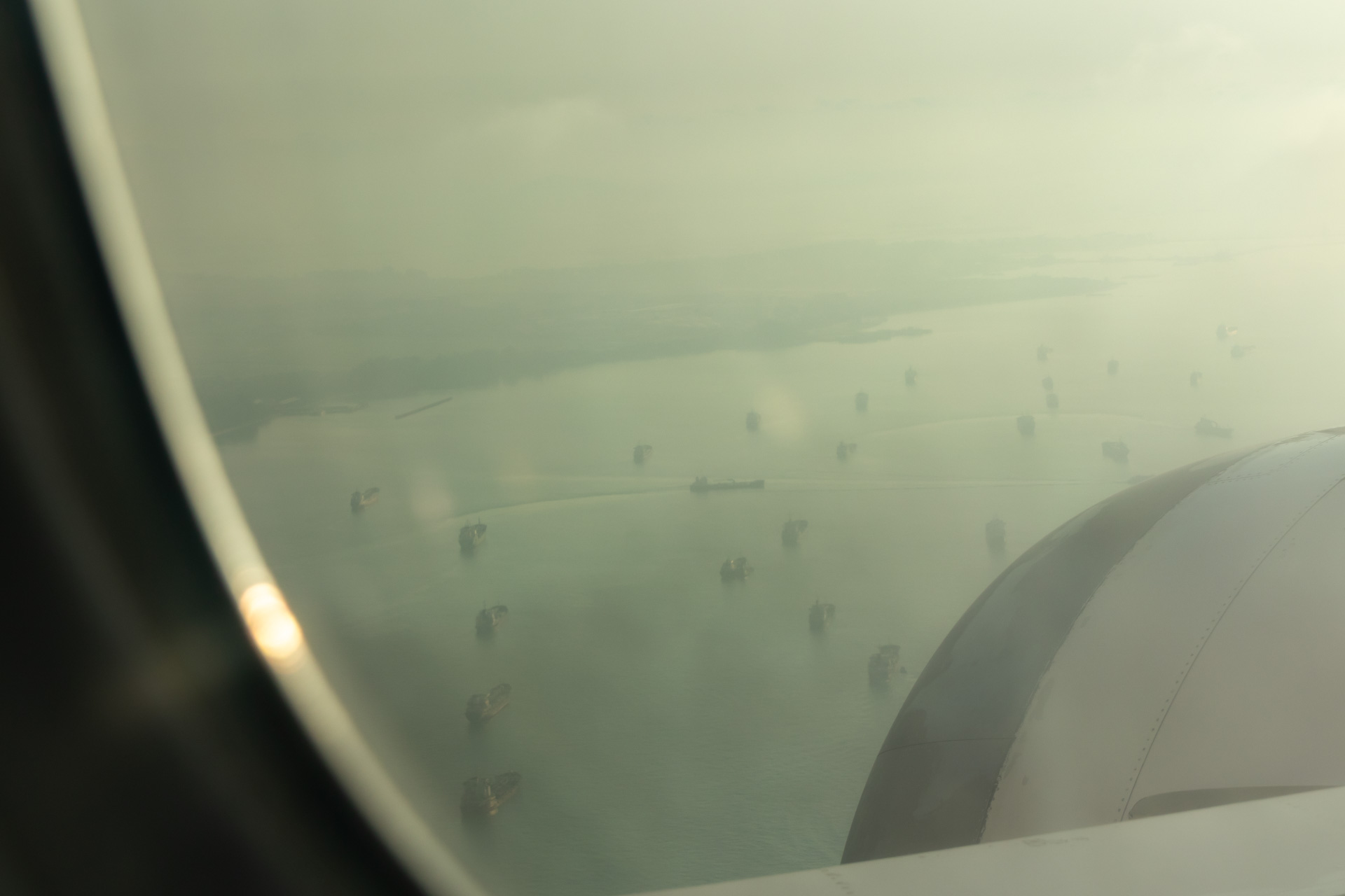 シンガポール海峡を埋め尽くすタンカーやコンテナ船の数々