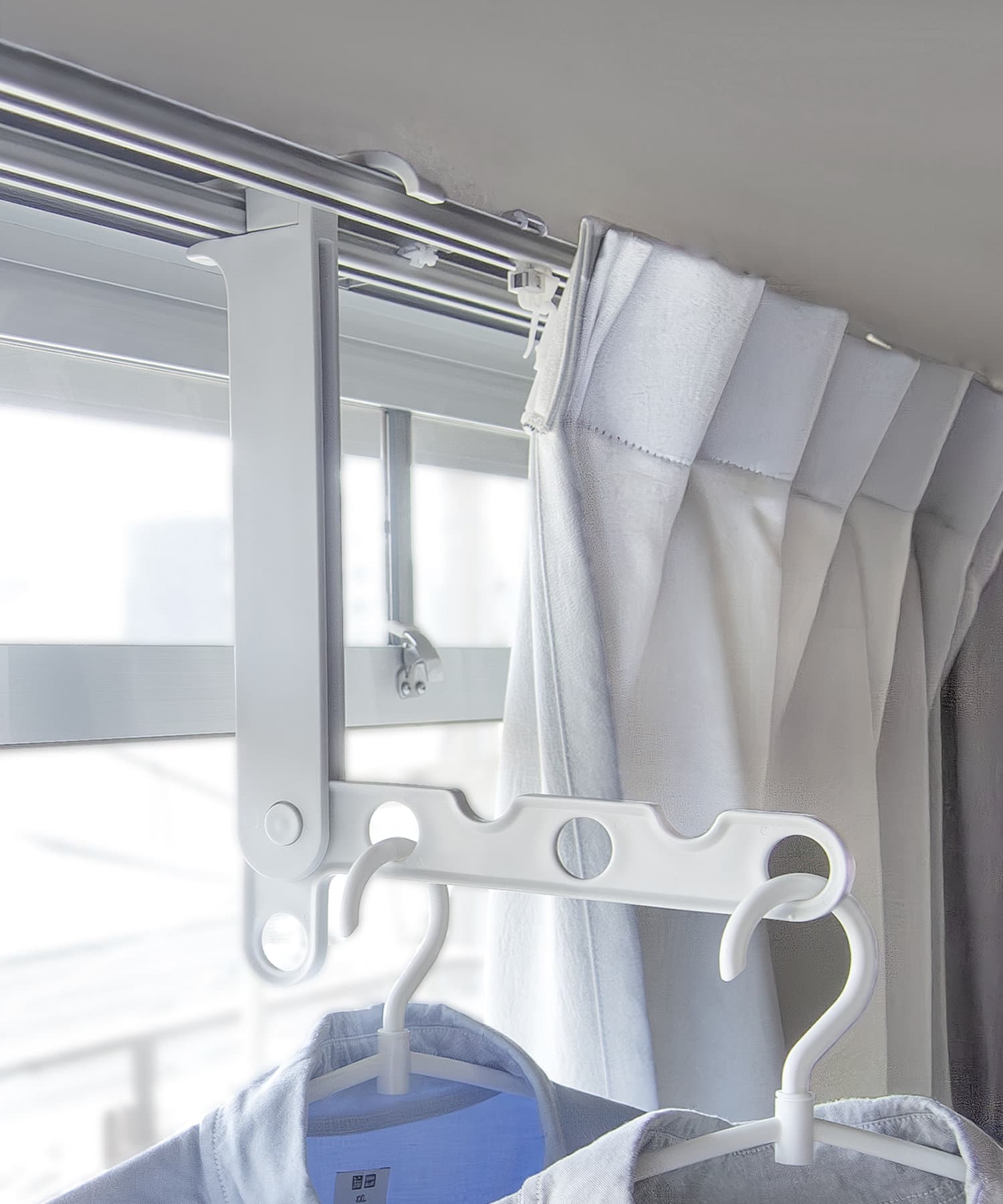 「カーテン4連フック」（550円）