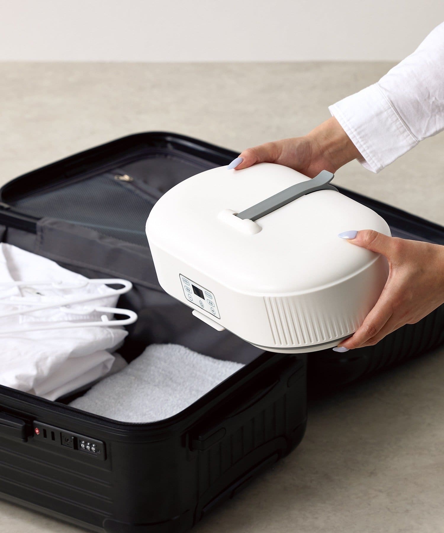 衣類全体を包み込むように乾かす「ポータブル乾燥機」（6600円）。シャツ・下着類5枚なら約45分