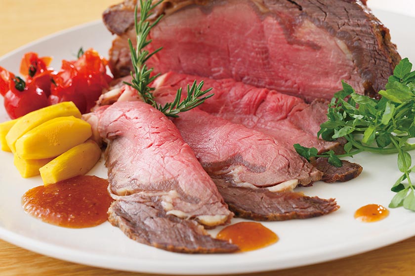 ローストビーフは葉わさびのトマトソースとグレービーソース添え