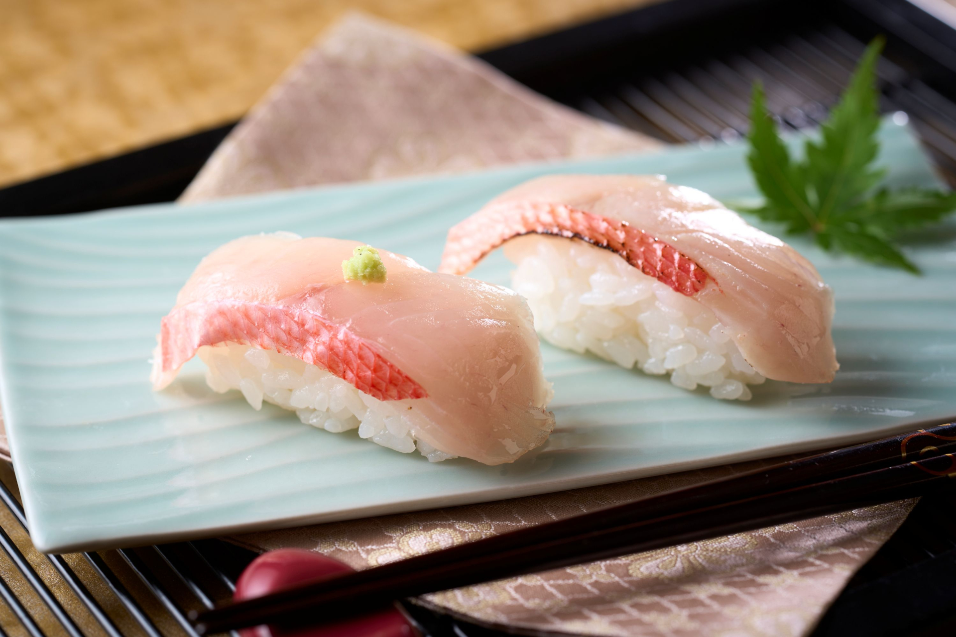 金目鯛の食べ比べ寿司。ぷりぷりの身をそのままで、香ばしい炙りで